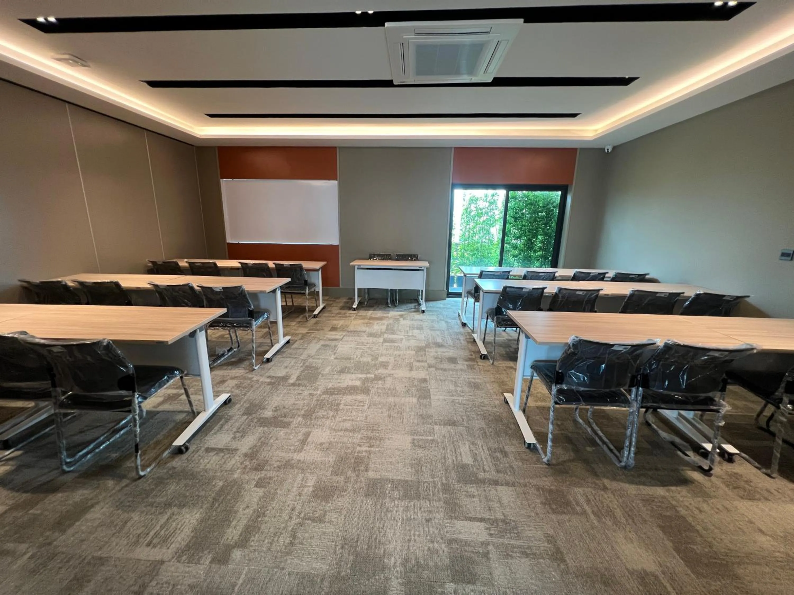 Meeting/conference room in ARNI Skye Hotel
