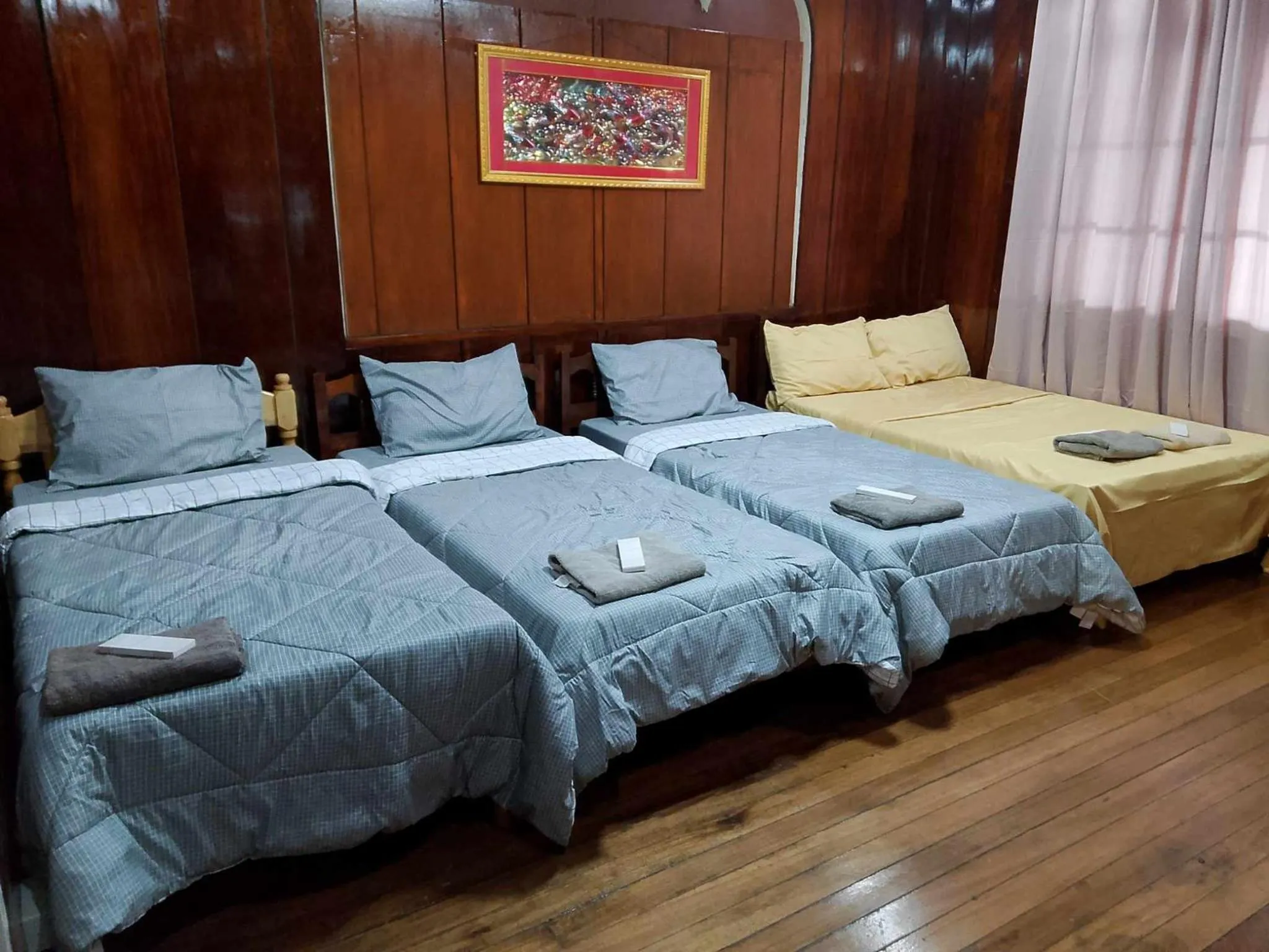 Bed in Topaz Bed & Breakfast Hotel