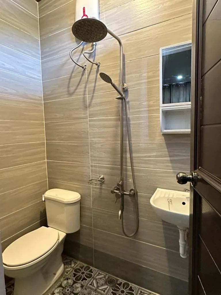 Shower in Topaz Bed & Breakfast Hotel