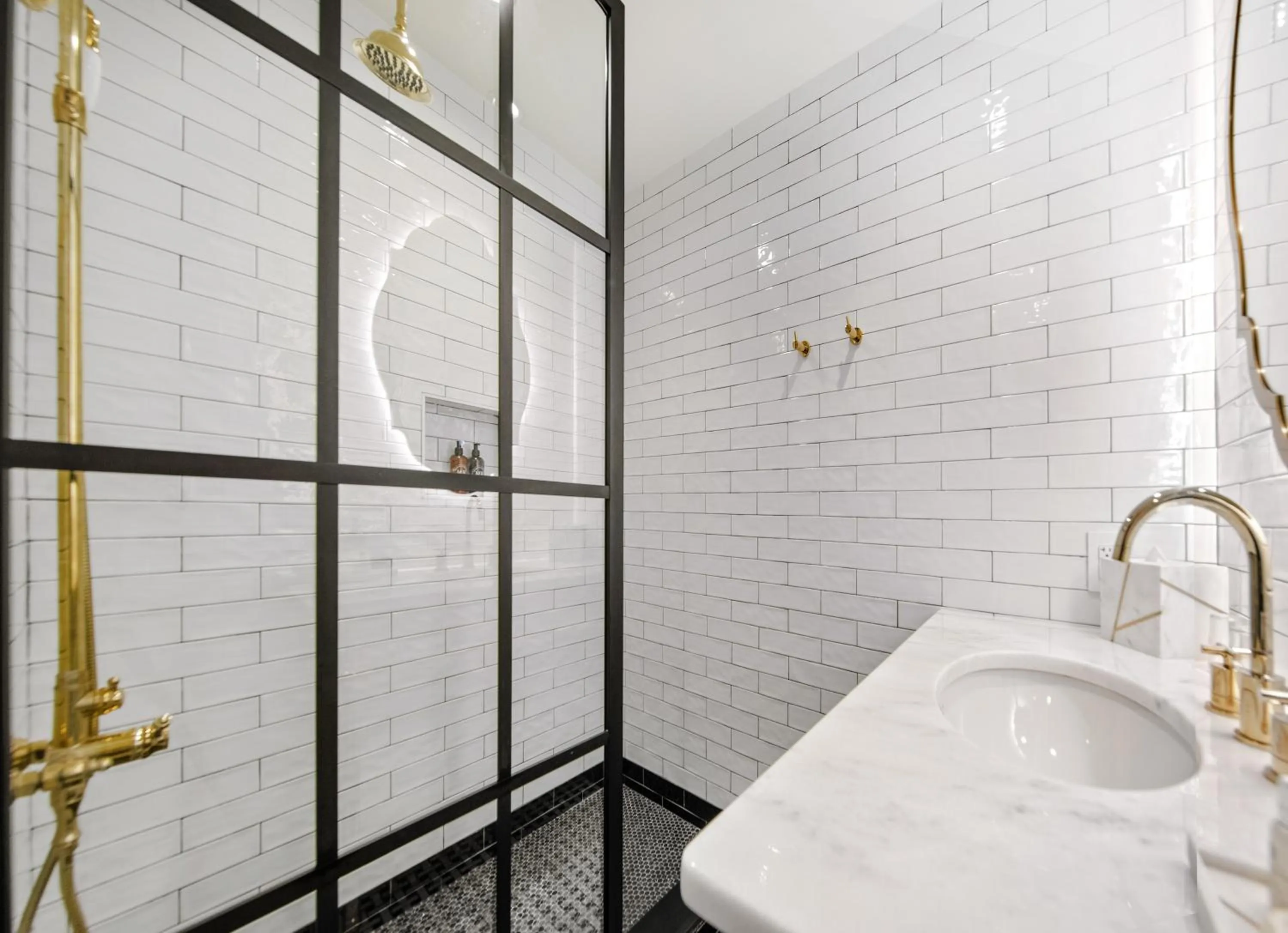 Shower in Fairmount Hotel