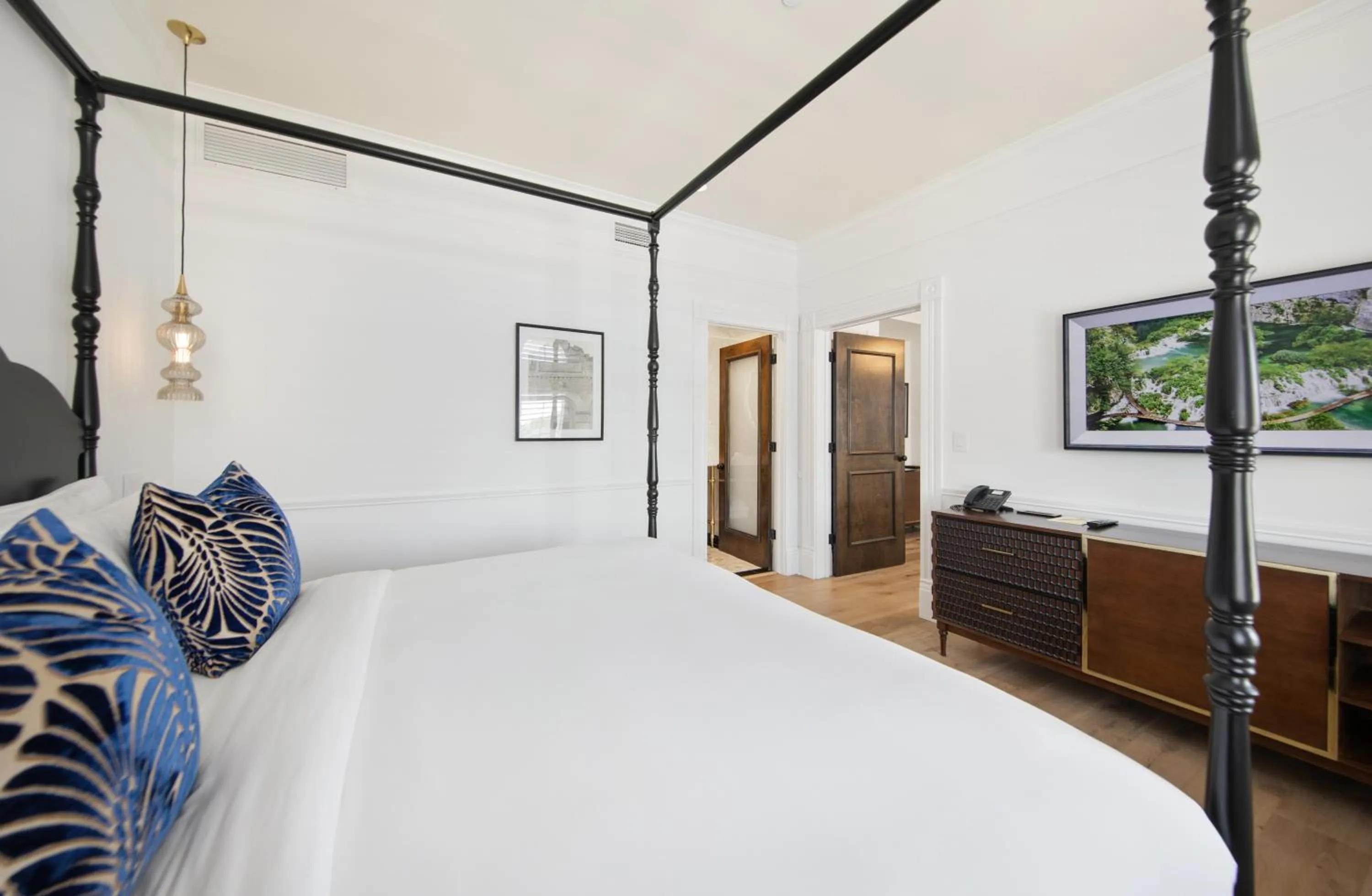 Bed in Fairmount Hotel