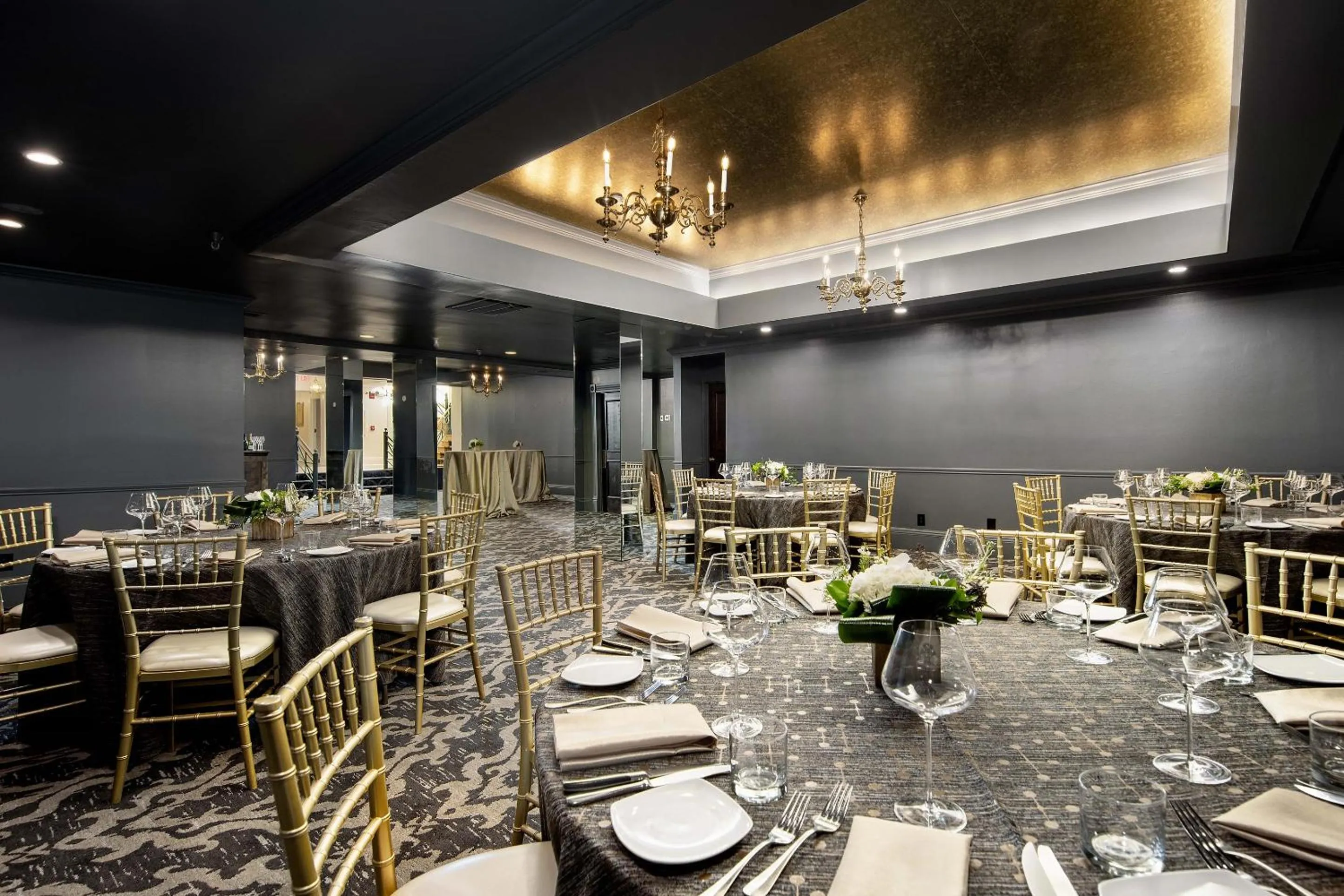 Restaurant/places to eat in Fairmount Hotel