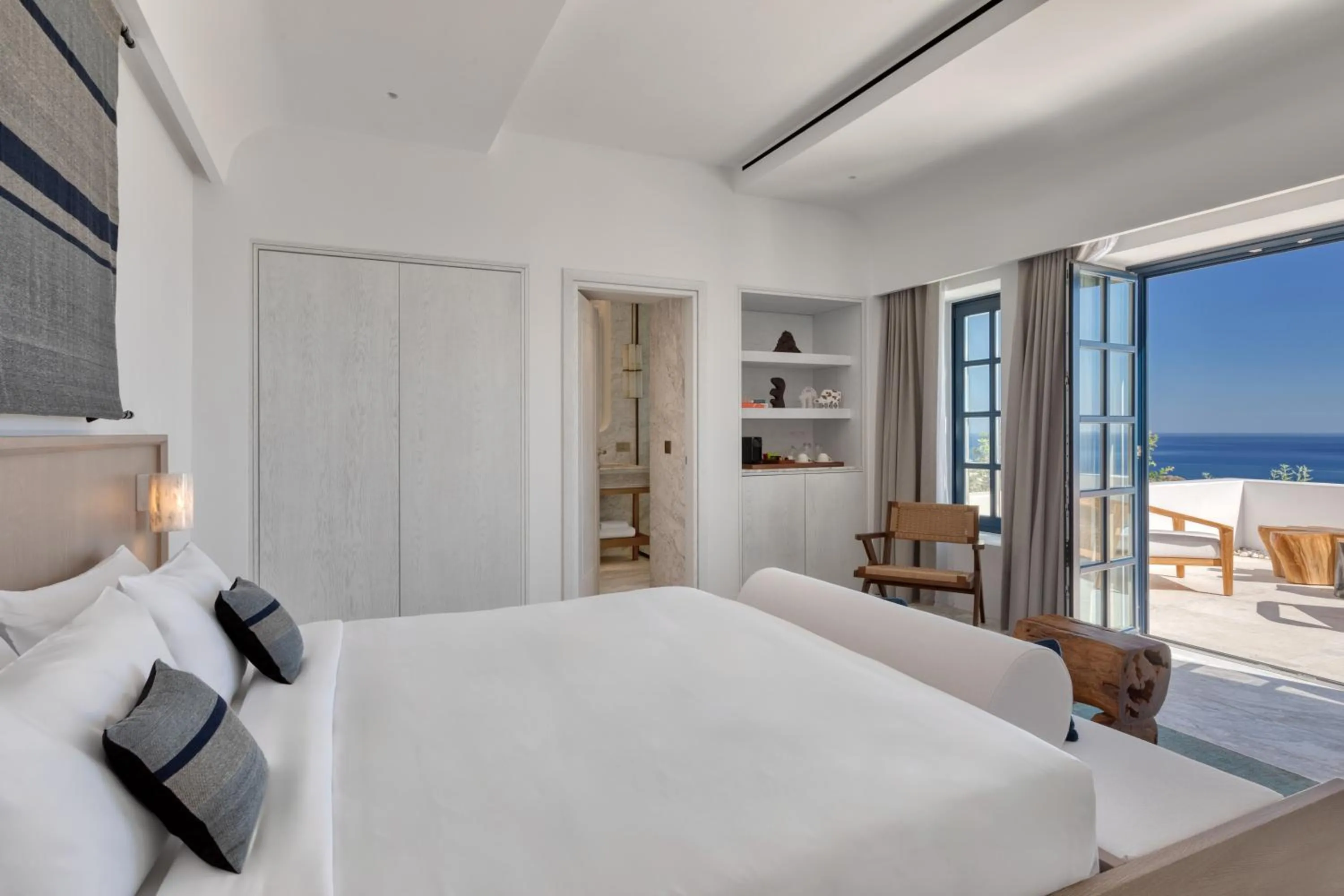 Bedroom, Bed in Sandblu Santorini, LXR Hotels & Resorts