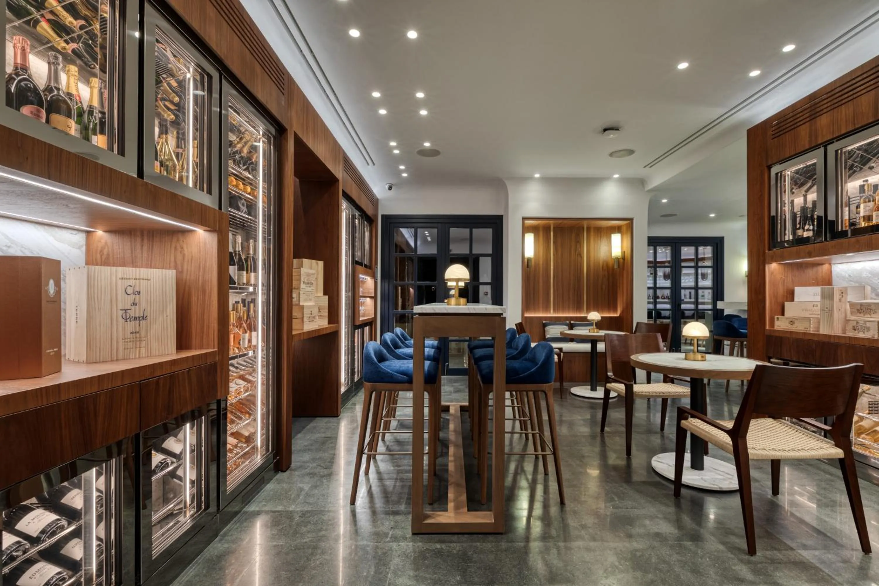 Lounge or bar in Sandblu Santorini, LXR Hotels & Resorts