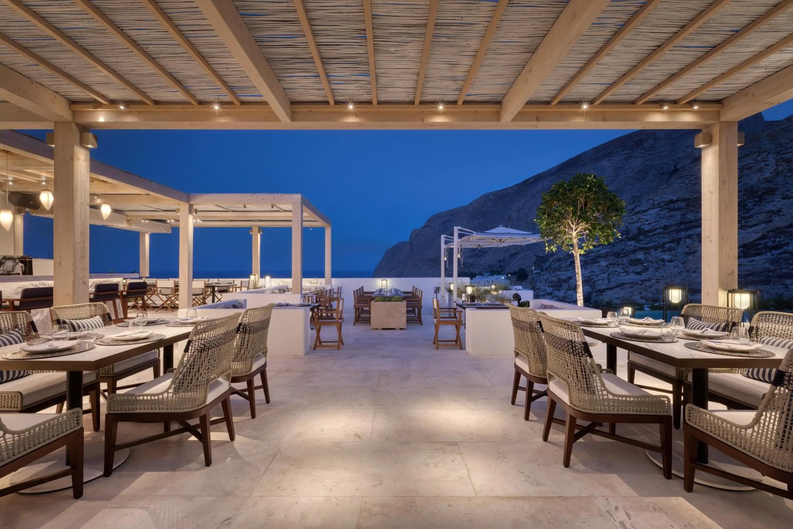 Restaurant/places to eat in Sandblu Santorini, LXR Hotels & Resorts