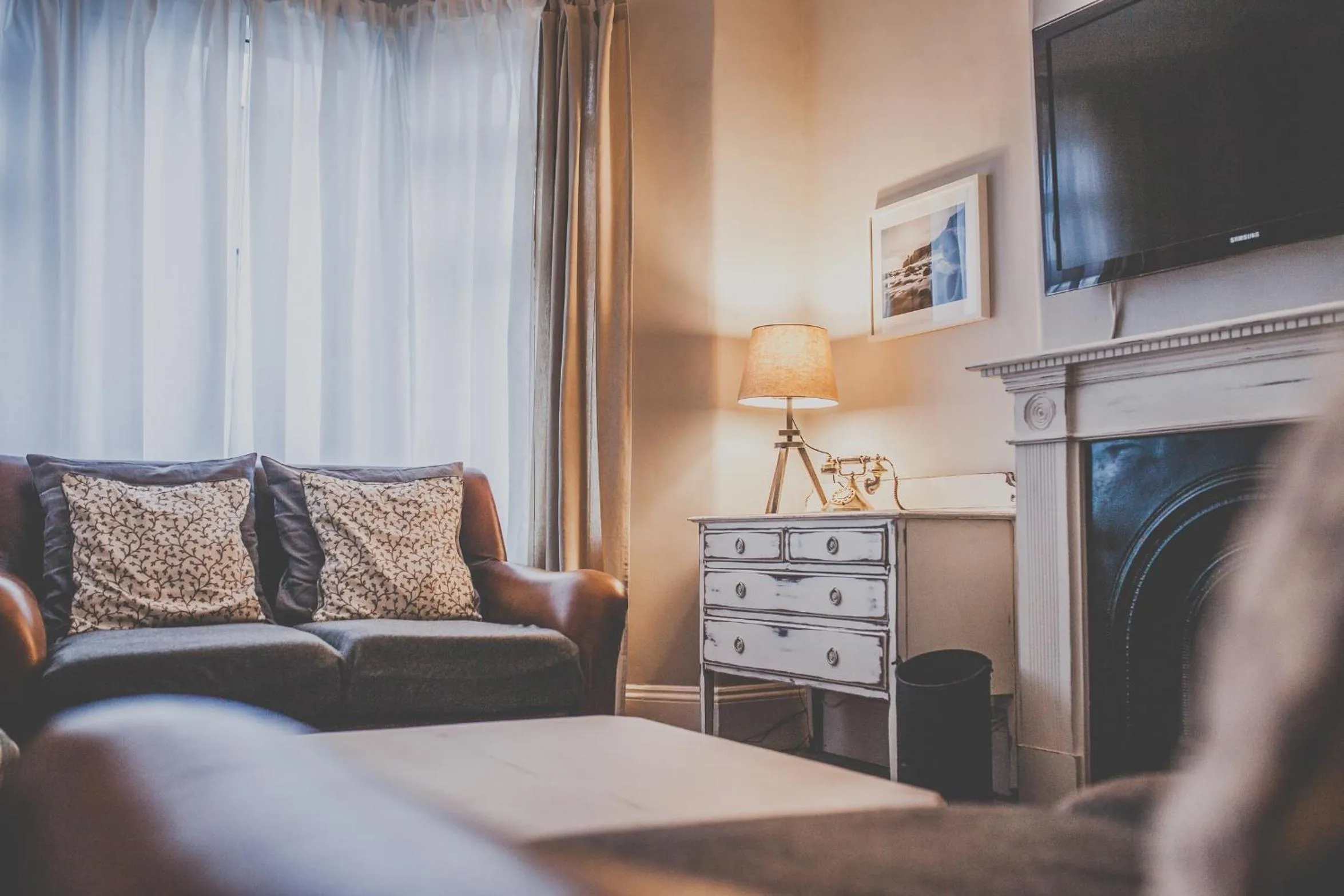 Communal lounge/ TV room, Bed in Antique House B&B
