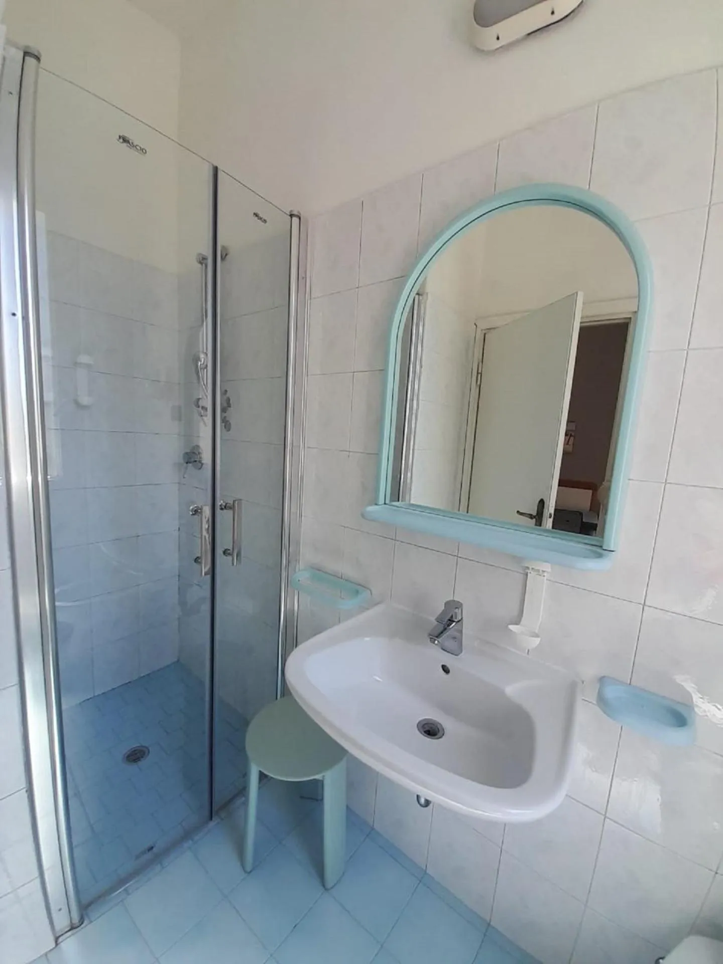 Shower in Hotel Delfino