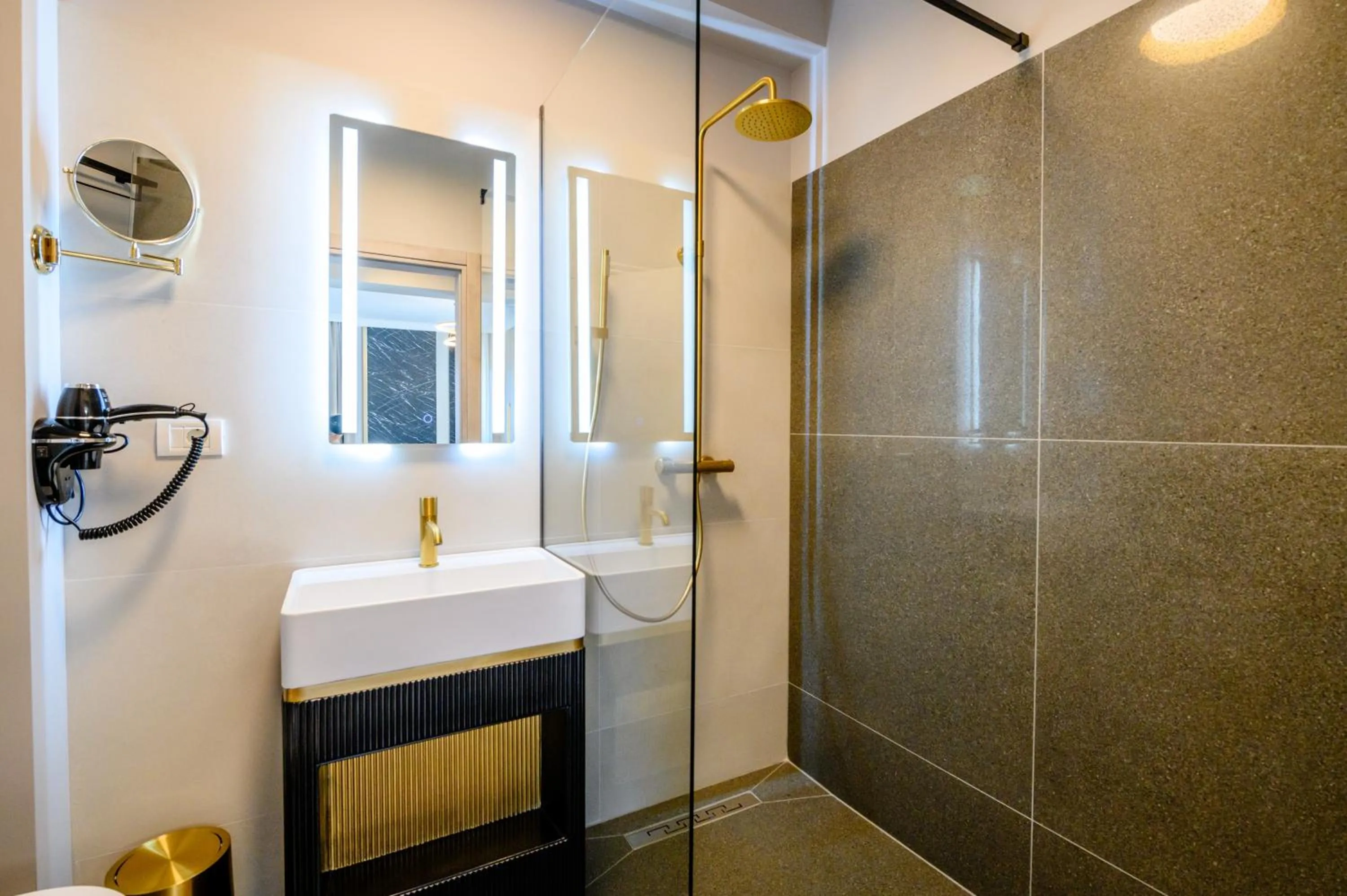 Shower in Elitte Inn & Suites