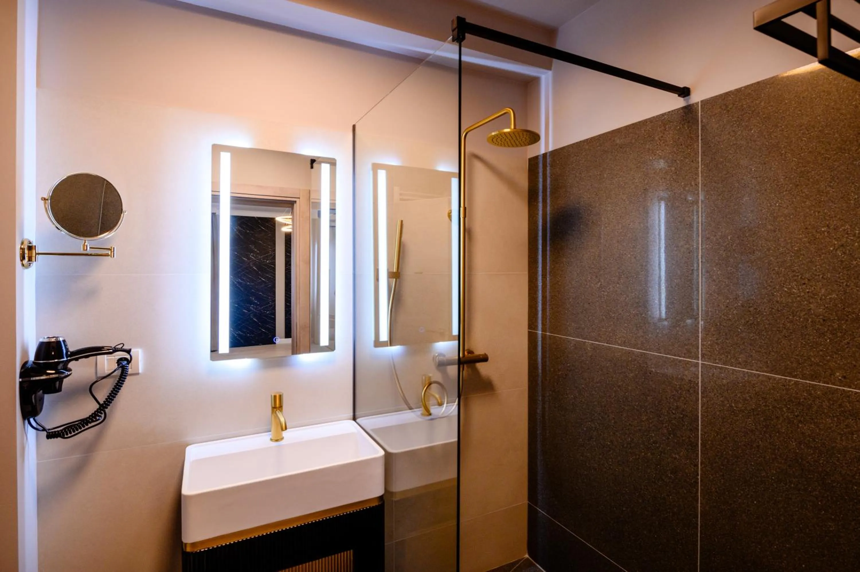 Shower in Elitte Inn & Suites