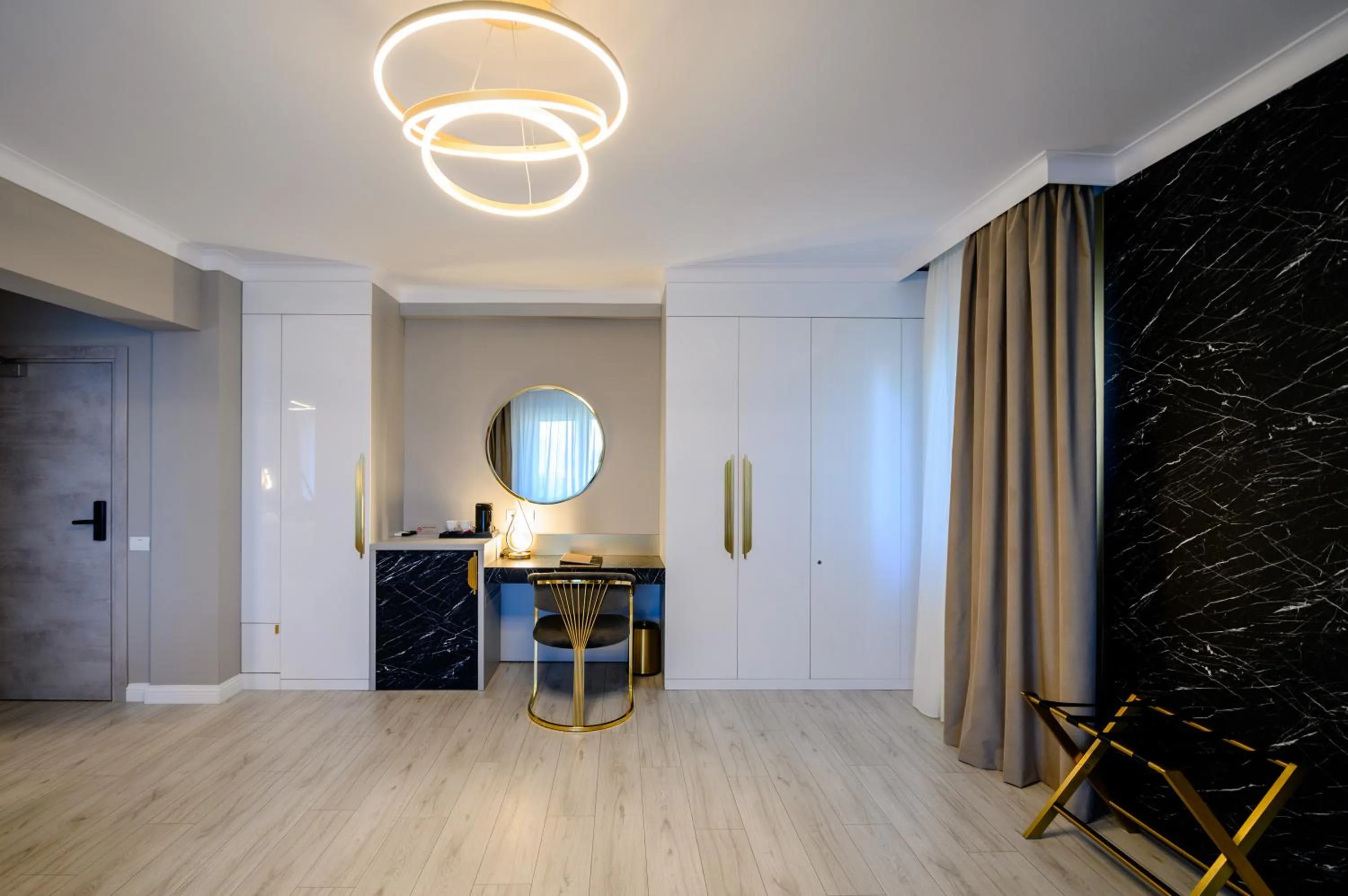 wardrobe in Elitte Inn & Suites