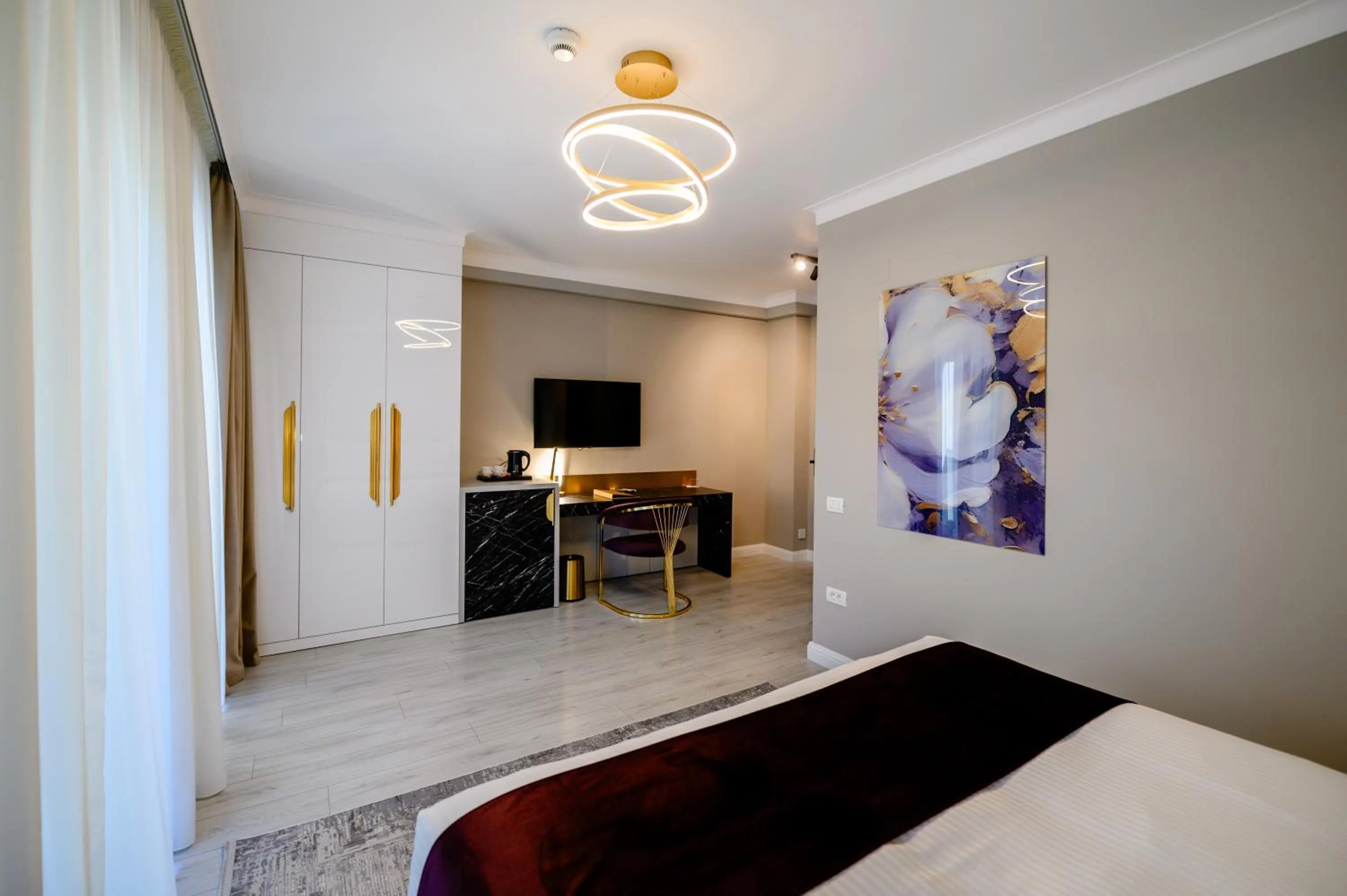 TV and multimedia, Bed in Elitte Inn & Suites