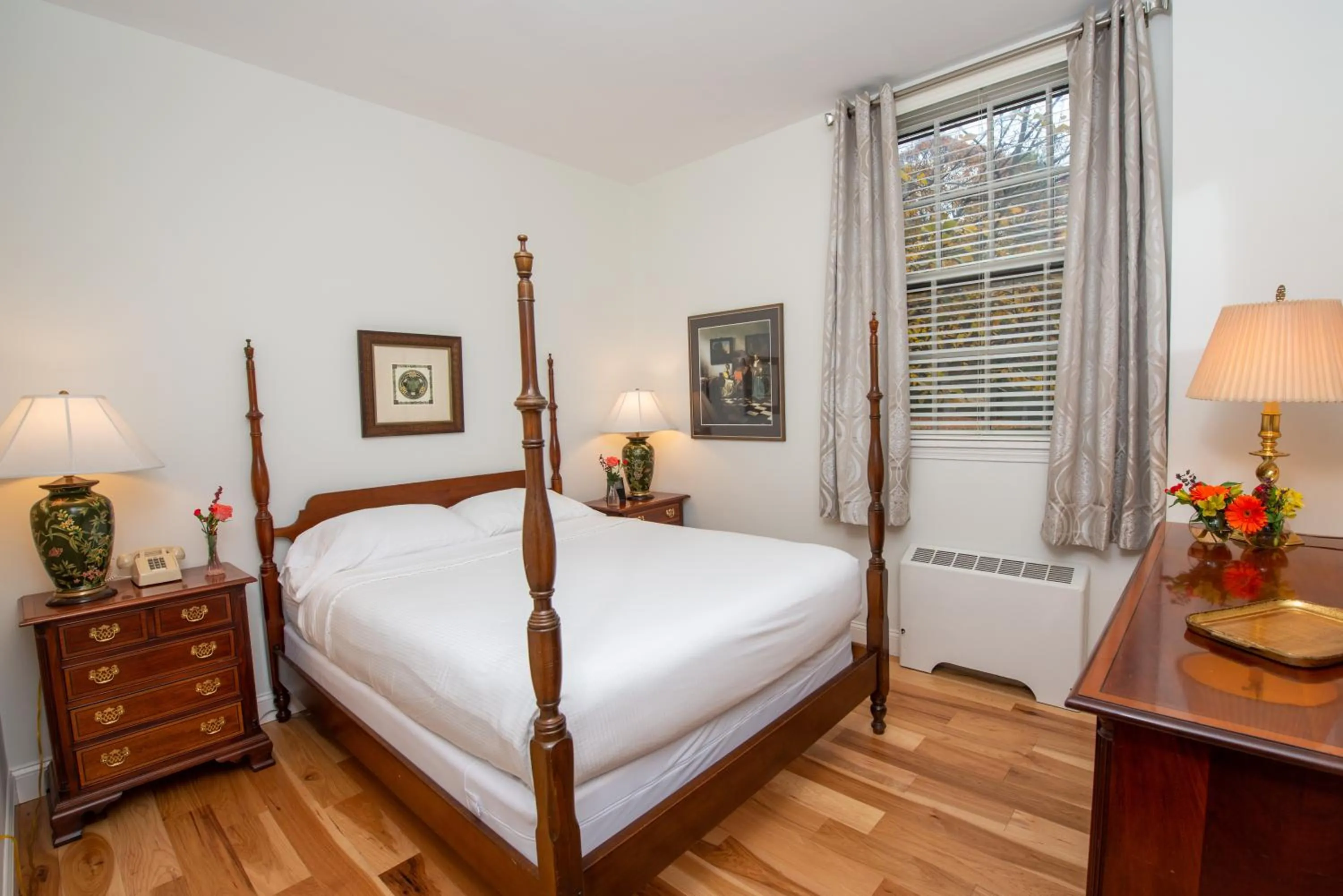 Bedroom, Bed in Geneva On The Lake Boutique Resort Hotel