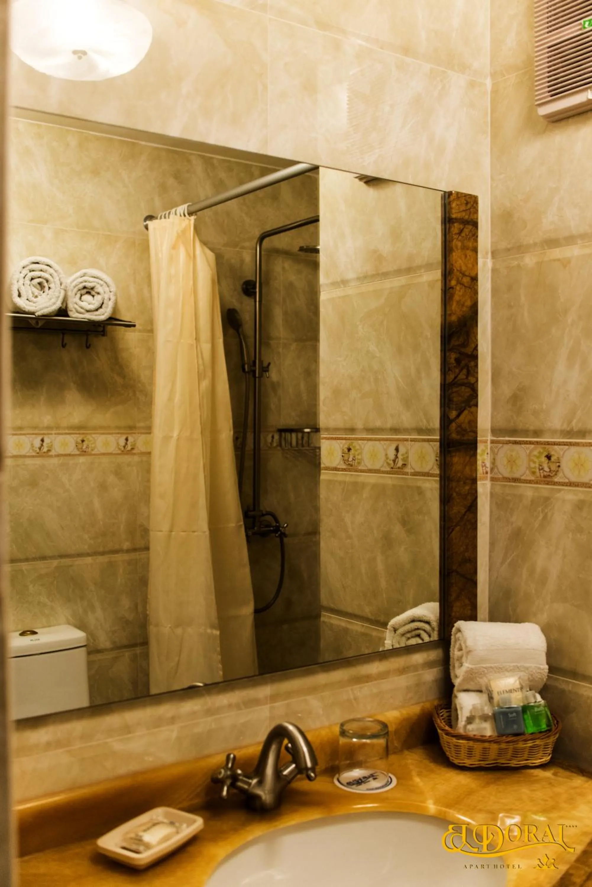 Shower in Apart Hotel El Doral