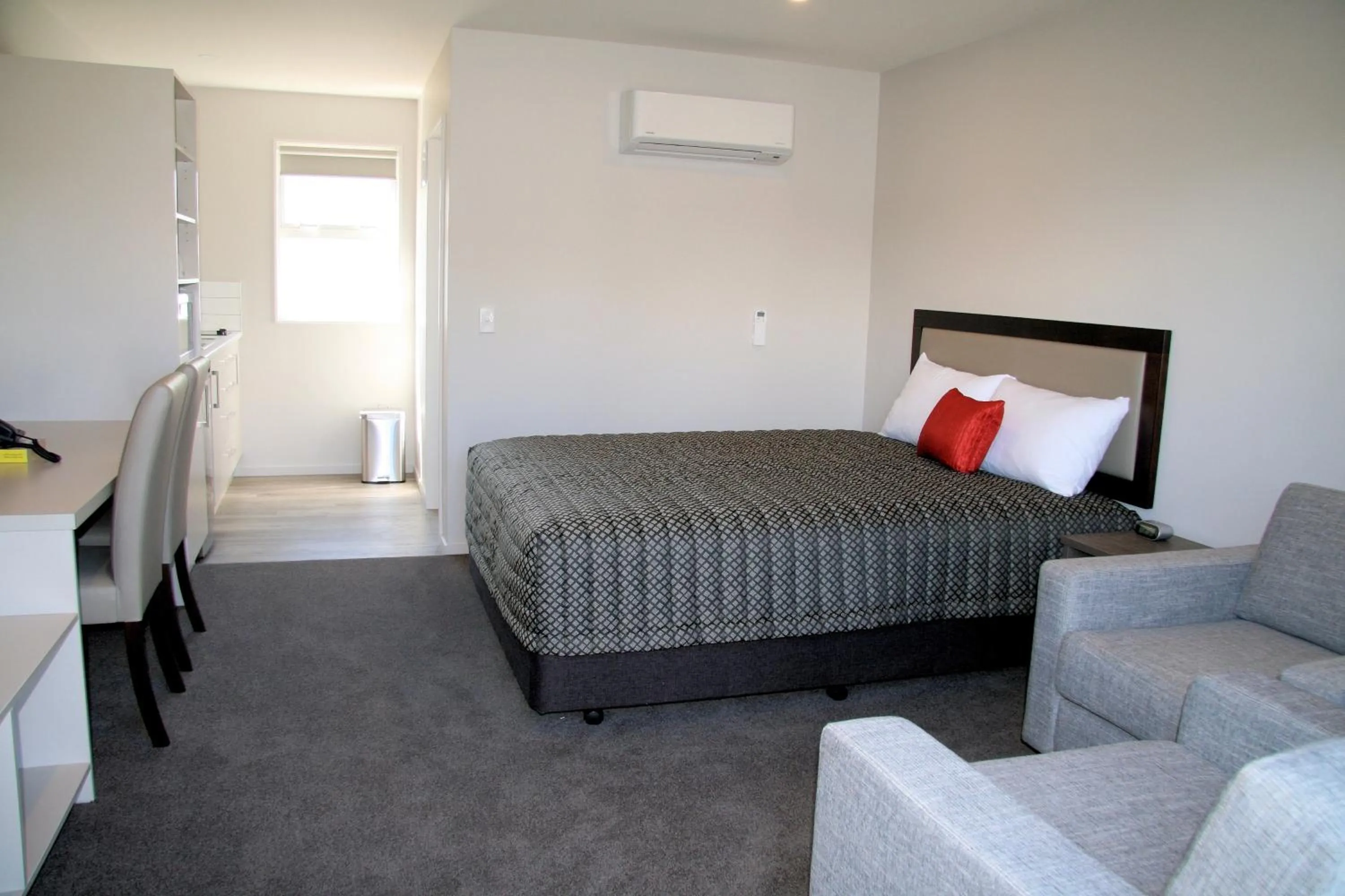 Day, Bed in Oxford Village Motels