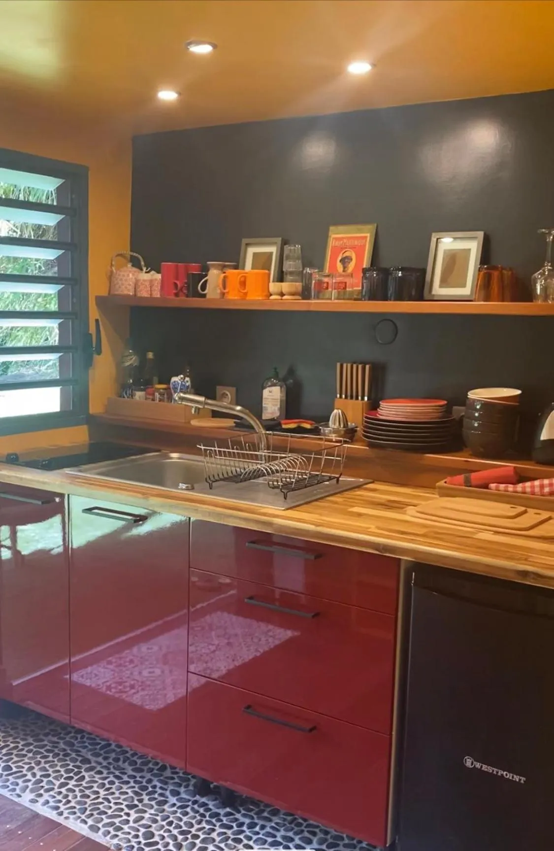 Kitchen or kitchenette in Aluna Ecolodge