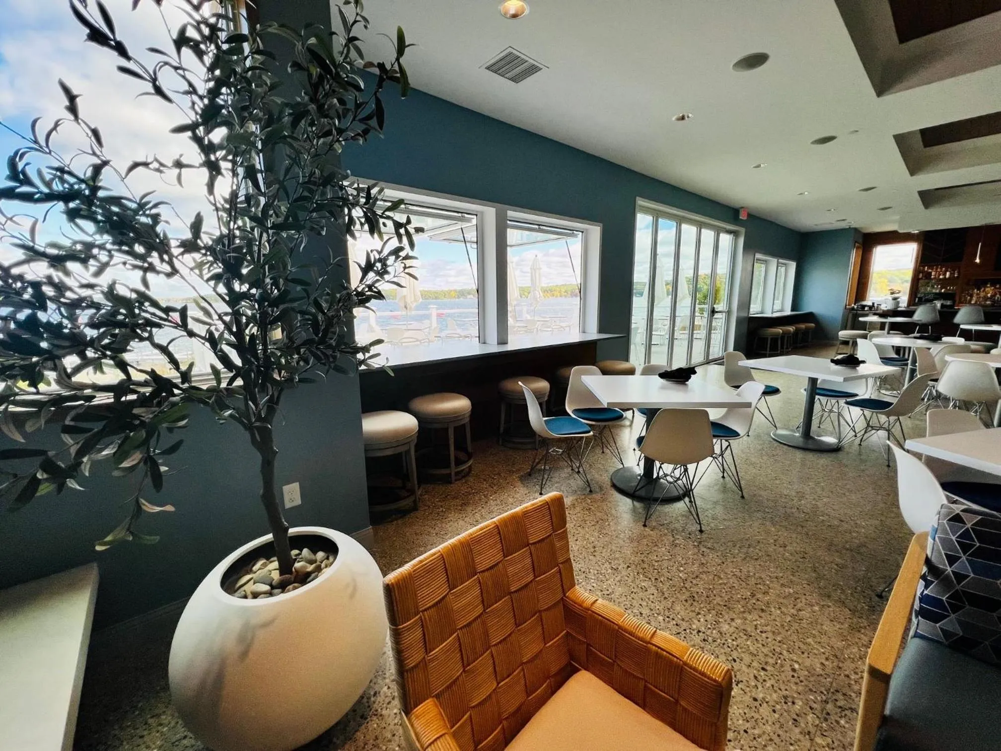 Restaurant/places to eat in Bay Pointe Inn