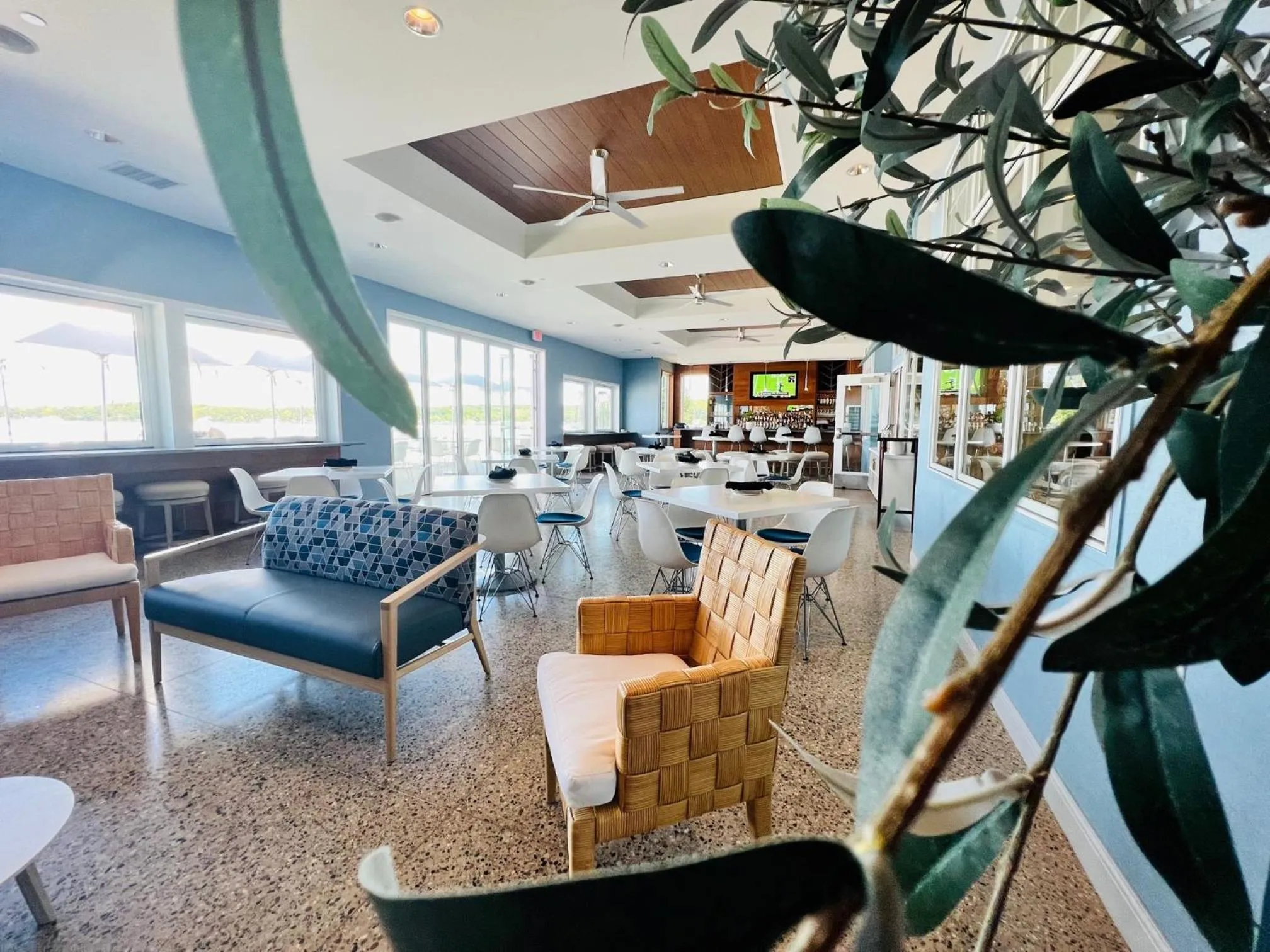 Restaurant/places to eat in Bay Pointe Inn