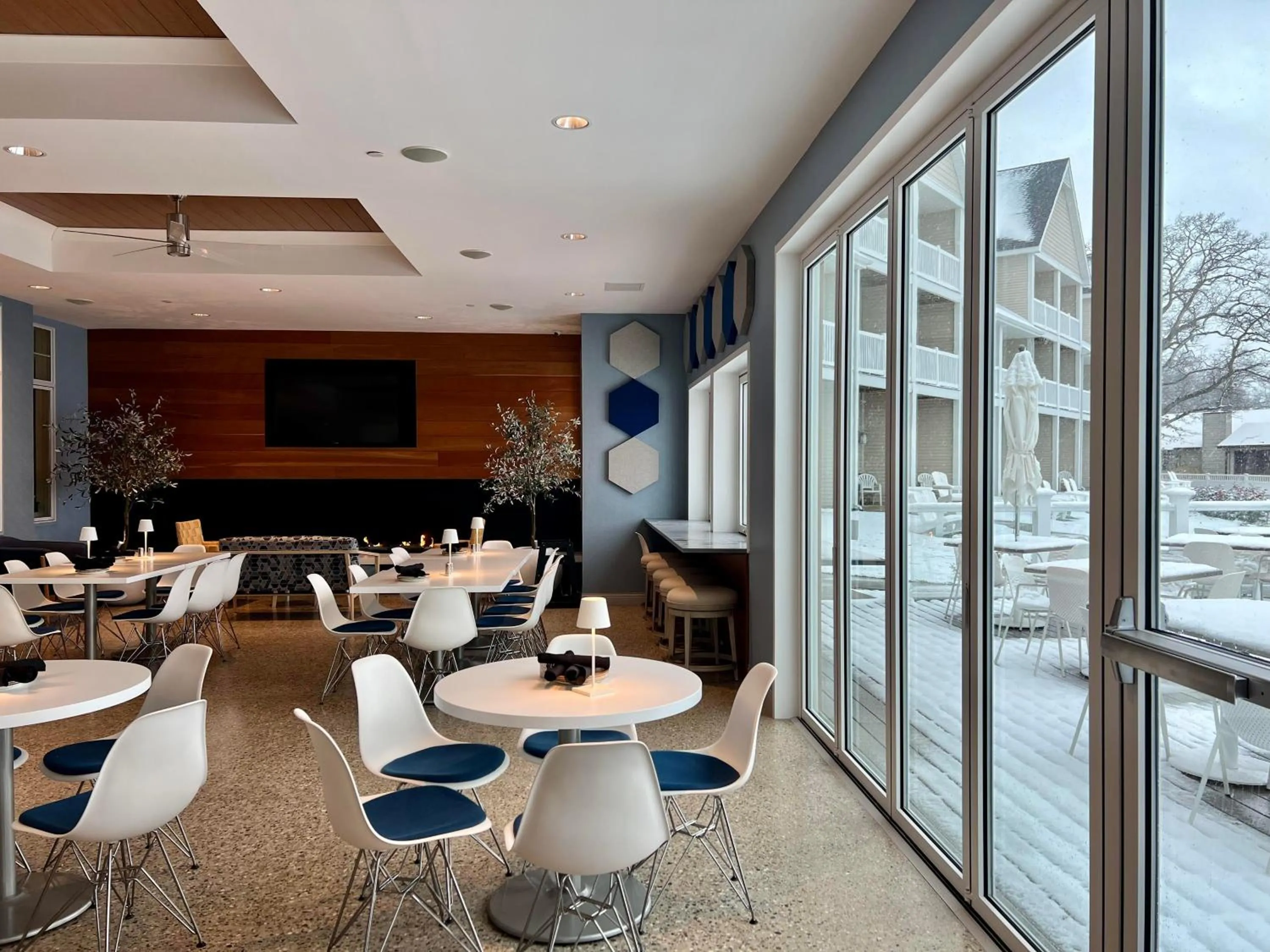 Restaurant/places to eat in Bay Pointe Inn