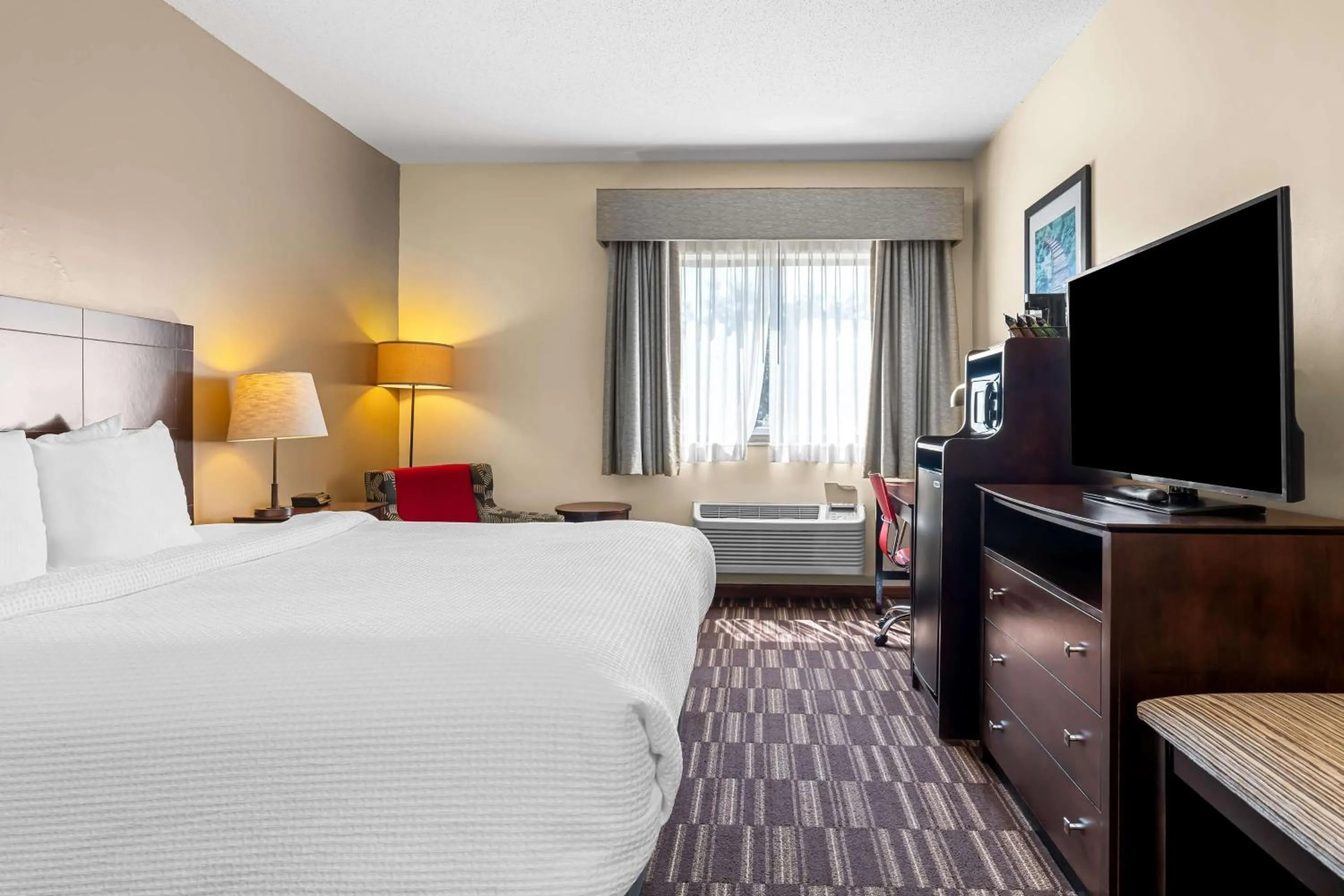 Bedroom, Bed in Best Western University Inn