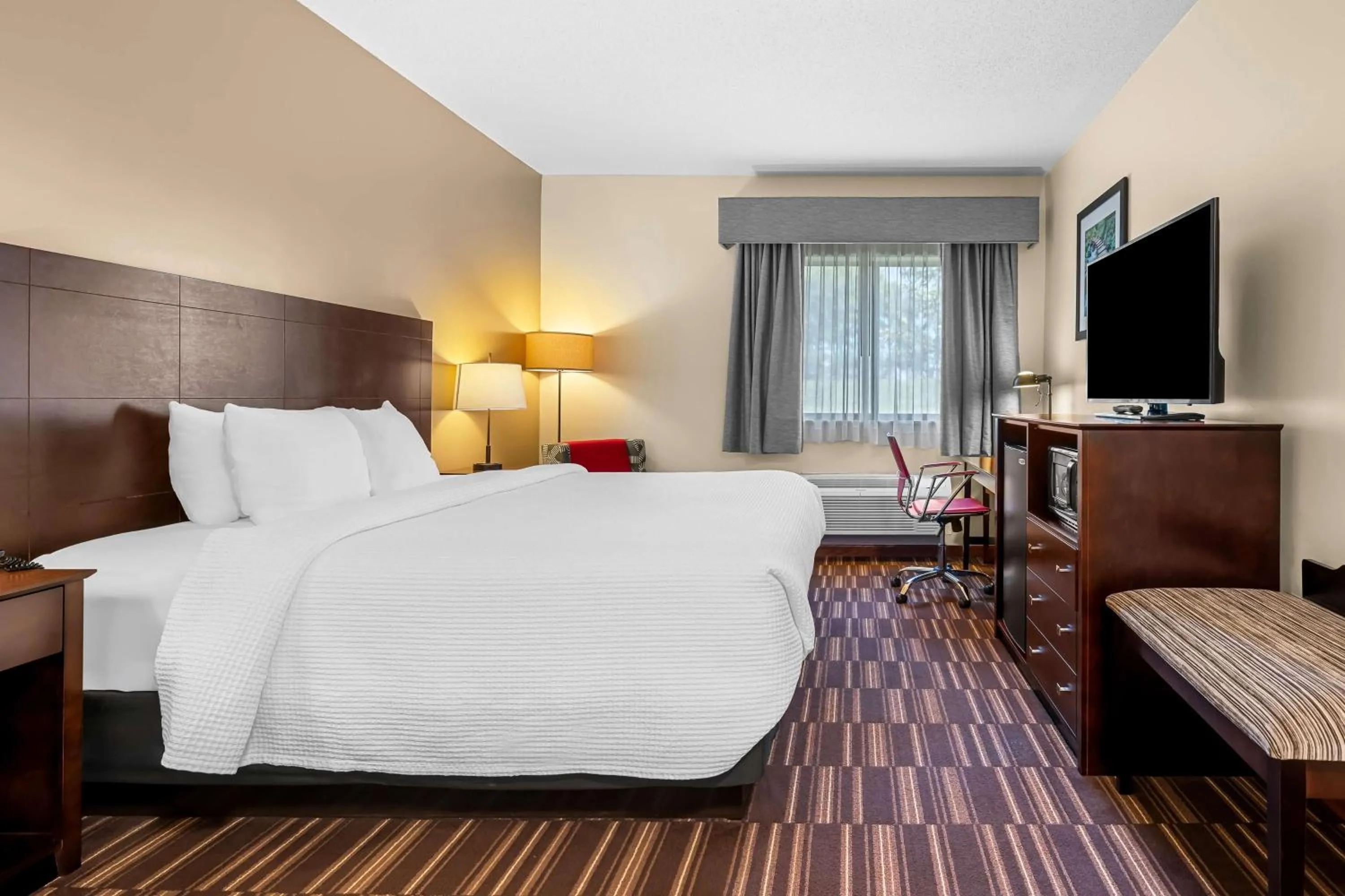 Photo of the whole room, Bed in Best Western University Inn