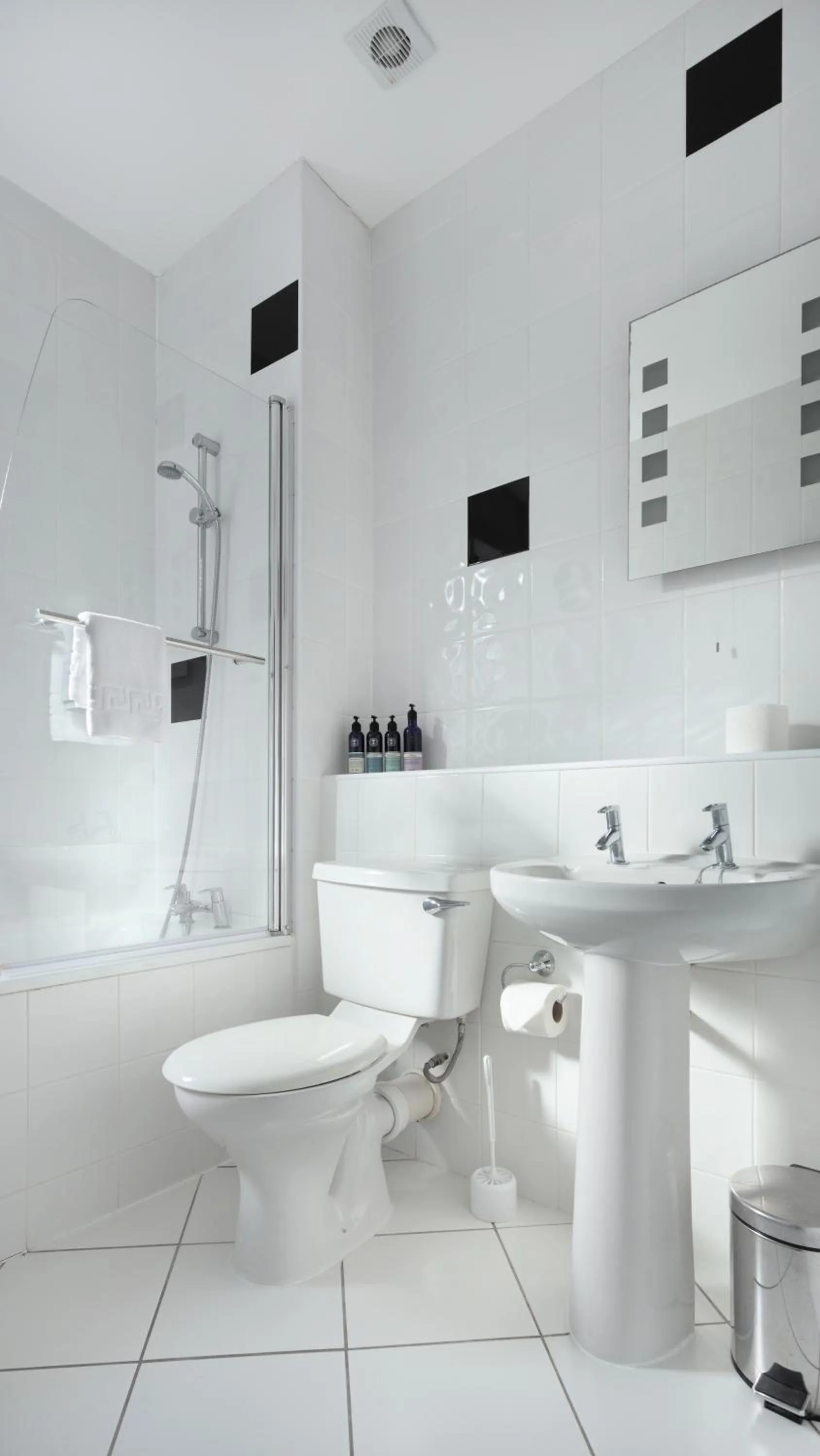 Shower in Stanton Manor Hotel