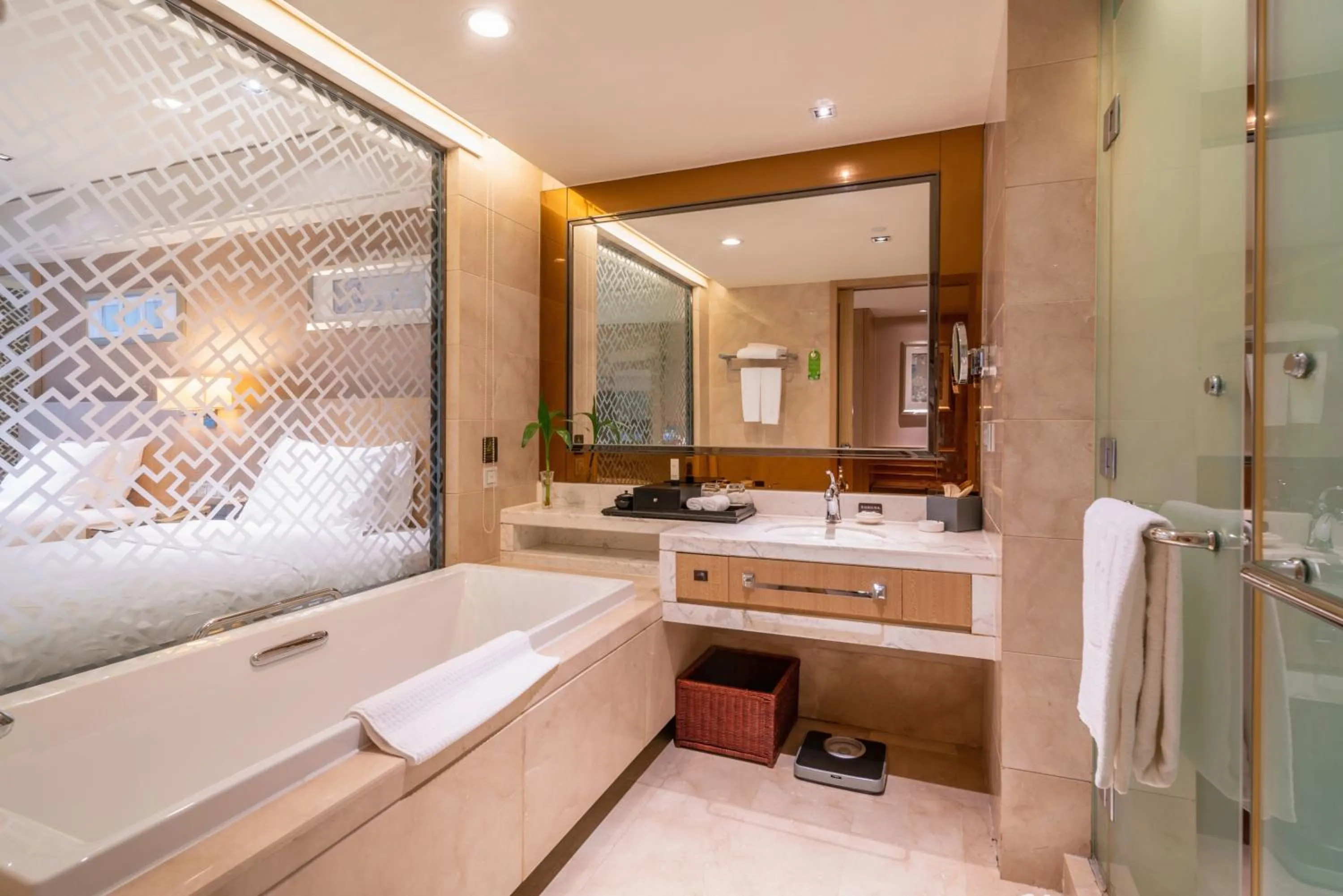 Toilet, Bed in C&D Hotel Quanzhou