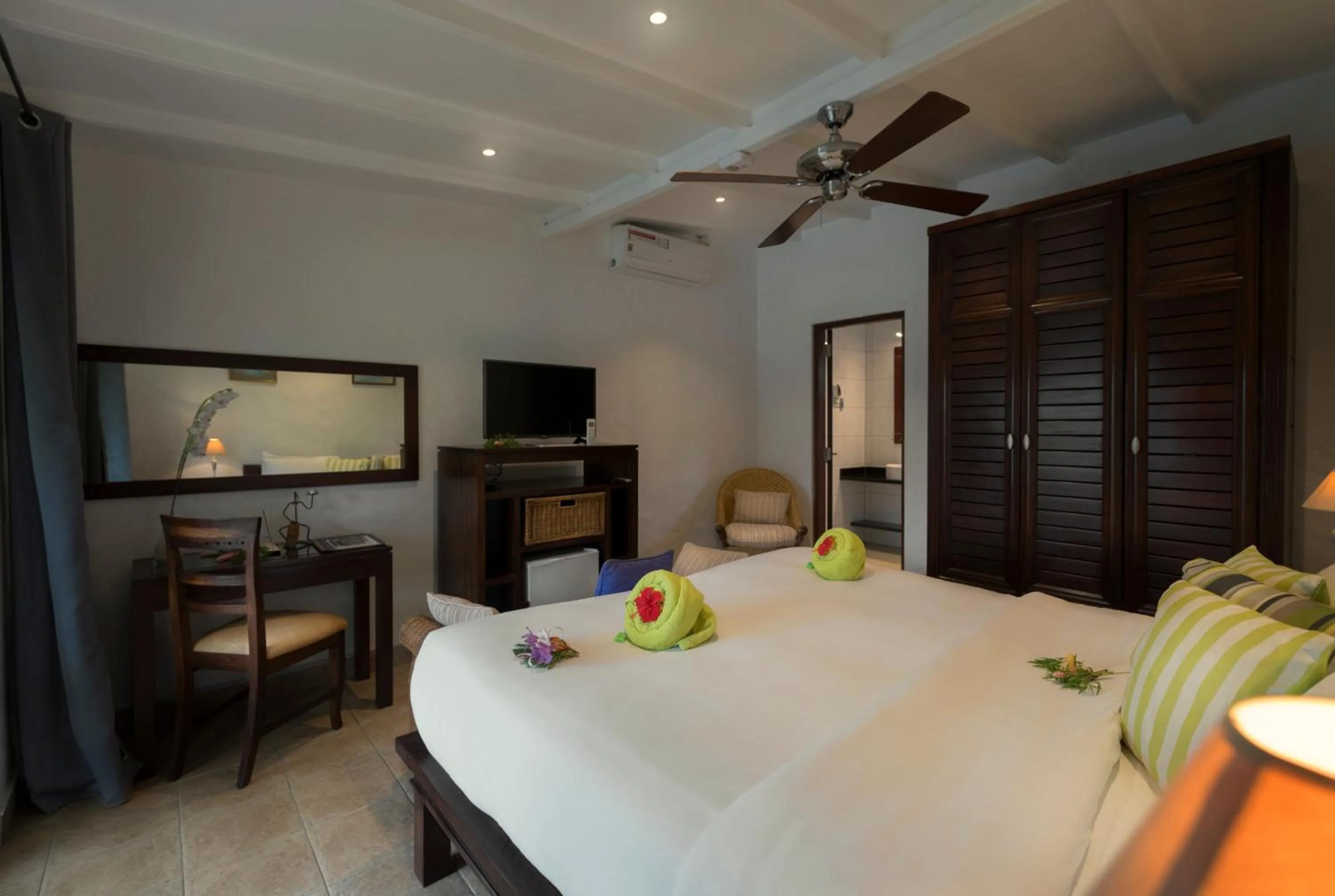 Photo of the whole room, Bed in Auberge d'Anse Boileau & Restaurant Chez Plume