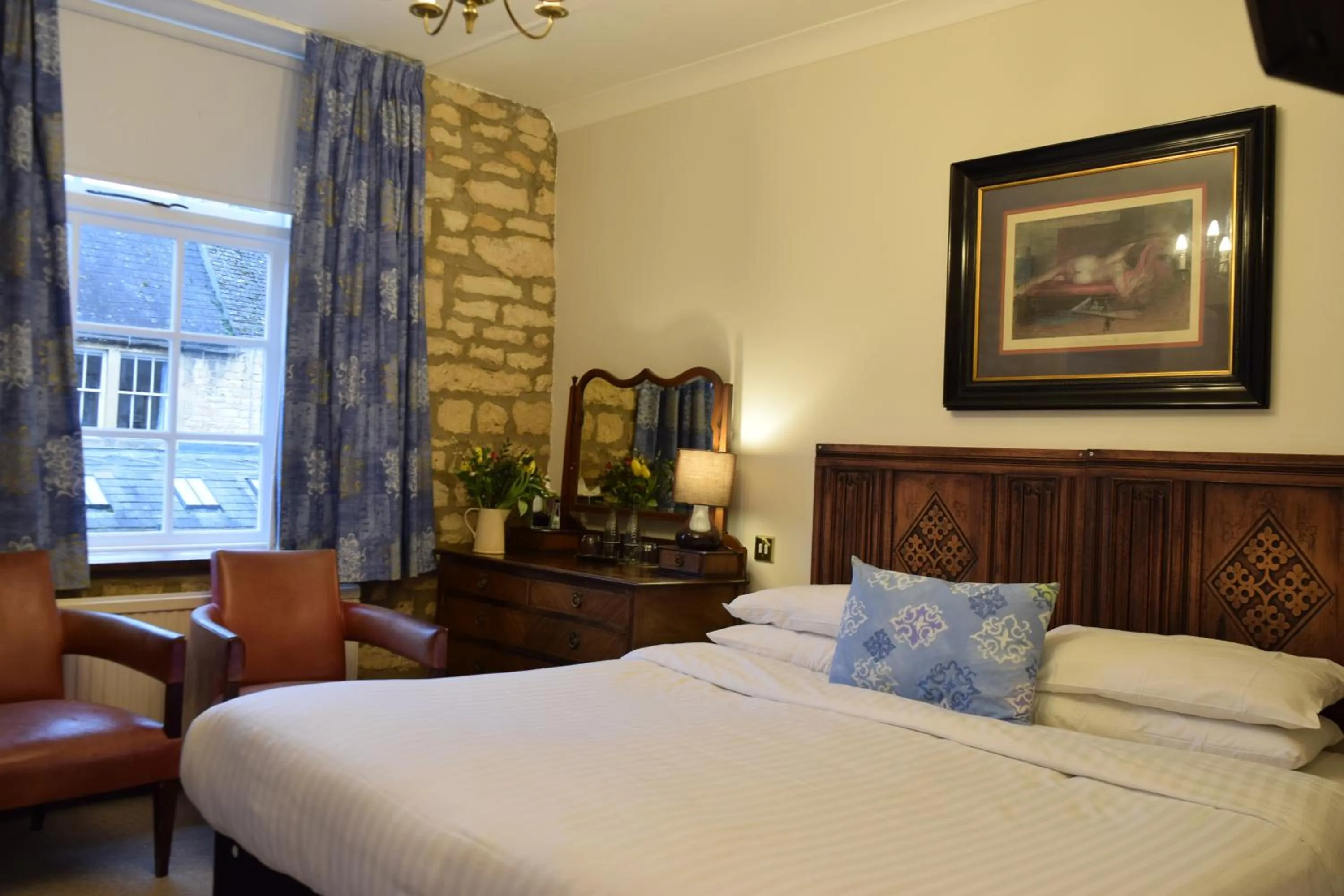 TV and multimedia, Bed in Noel Arms - "A Bespoke Hotel"