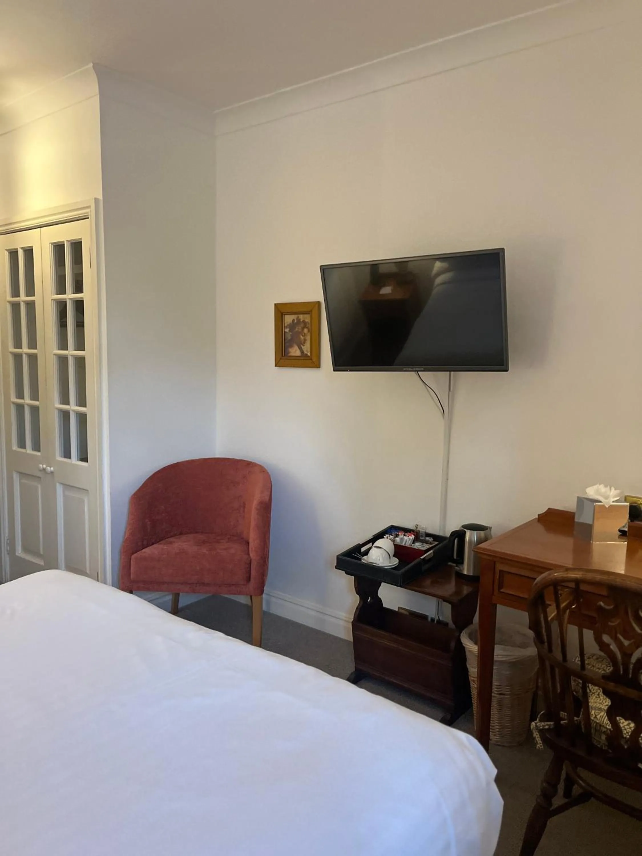 TV and multimedia, Bed in Noel Arms - "A Bespoke Hotel"