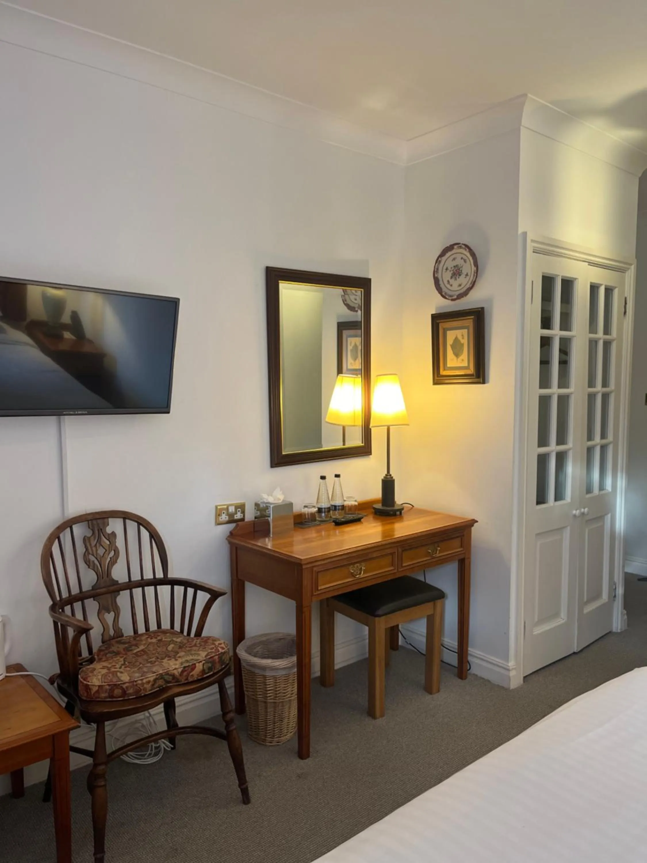 TV and multimedia, Bed in Noel Arms - "A Bespoke Hotel"