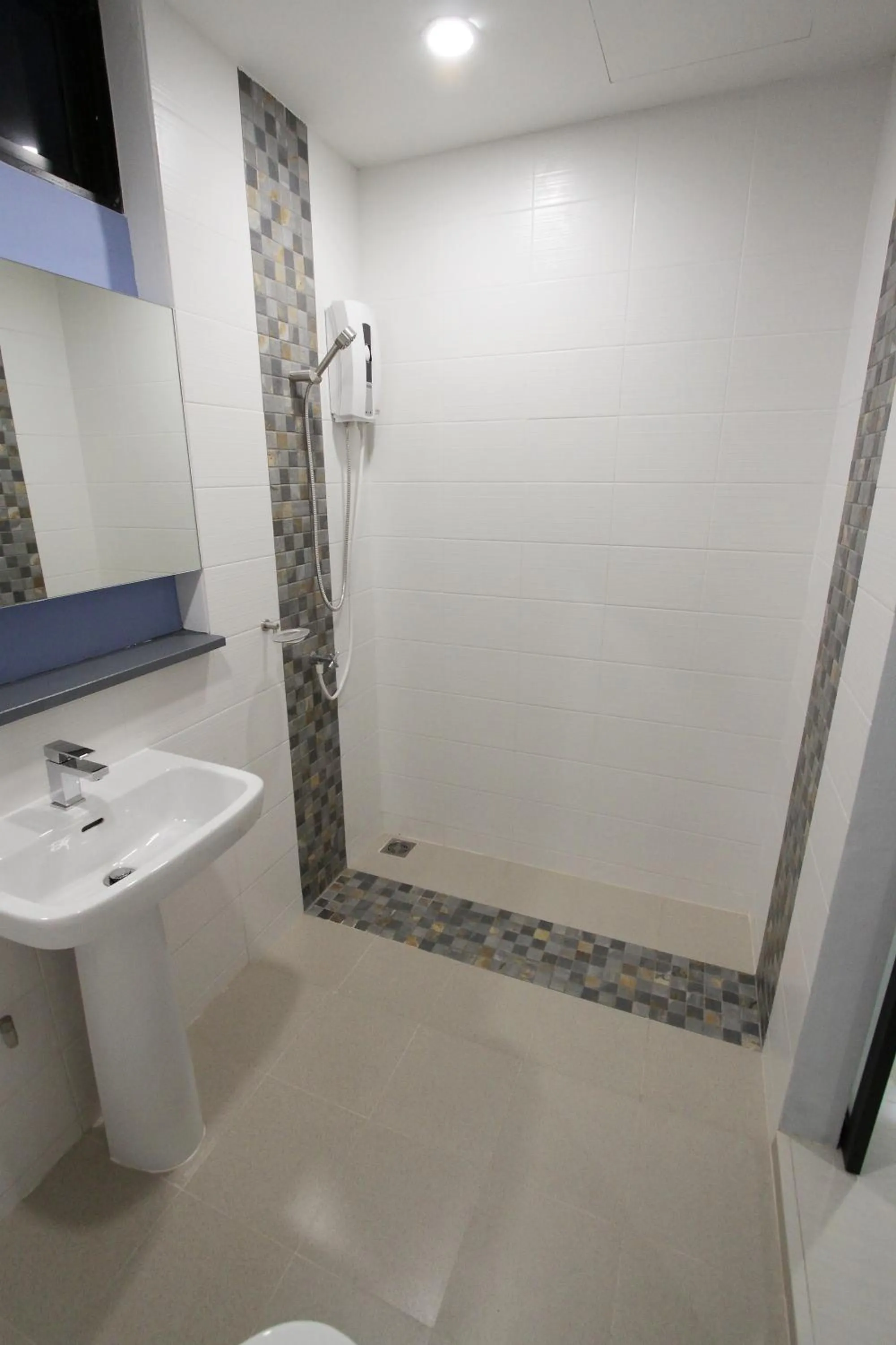 Bathroom in Eazy Motel B.a.n.g.n.a