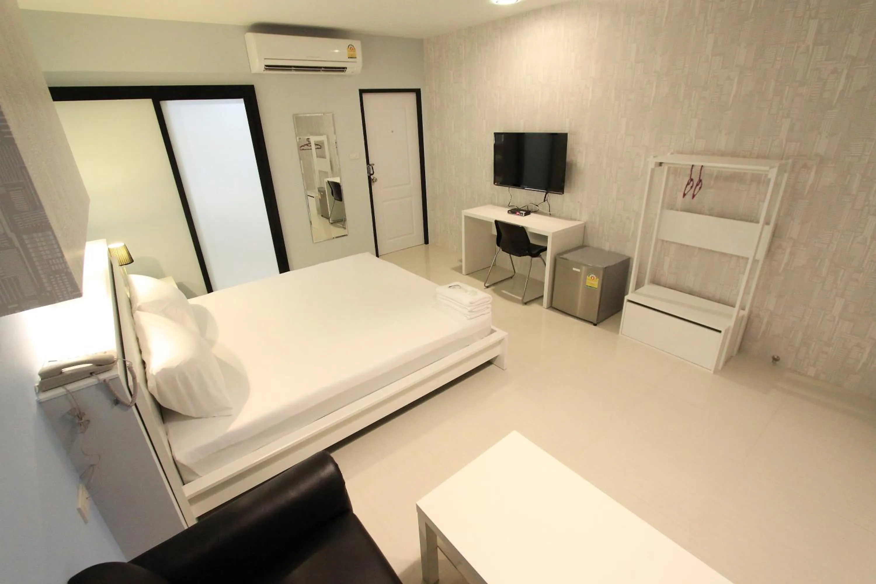 Photo of the whole room, Bed in Eazy Motel B.a.n.g.n.a