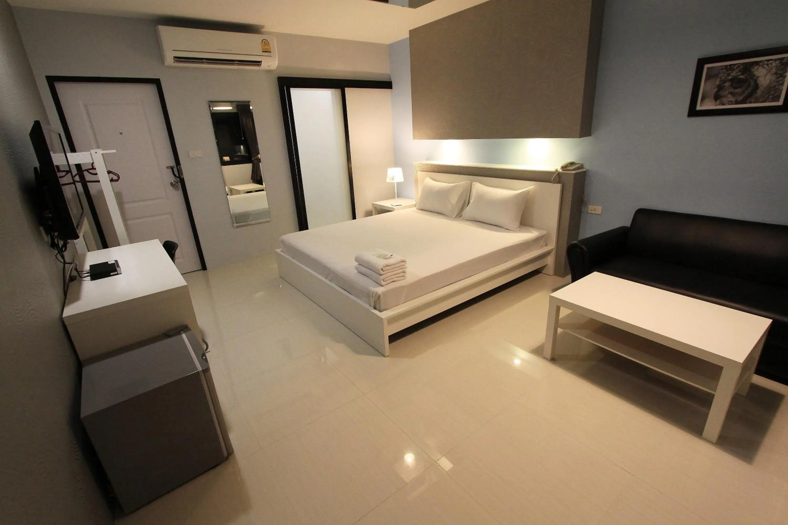 Photo of the whole room, Bed in Eazy Motel B.a.n.g.n.a