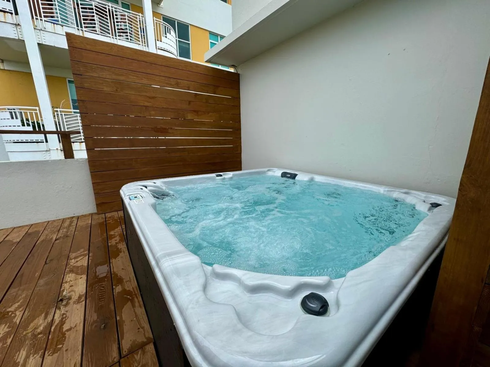 Hot Tub in Metro Art Hotel