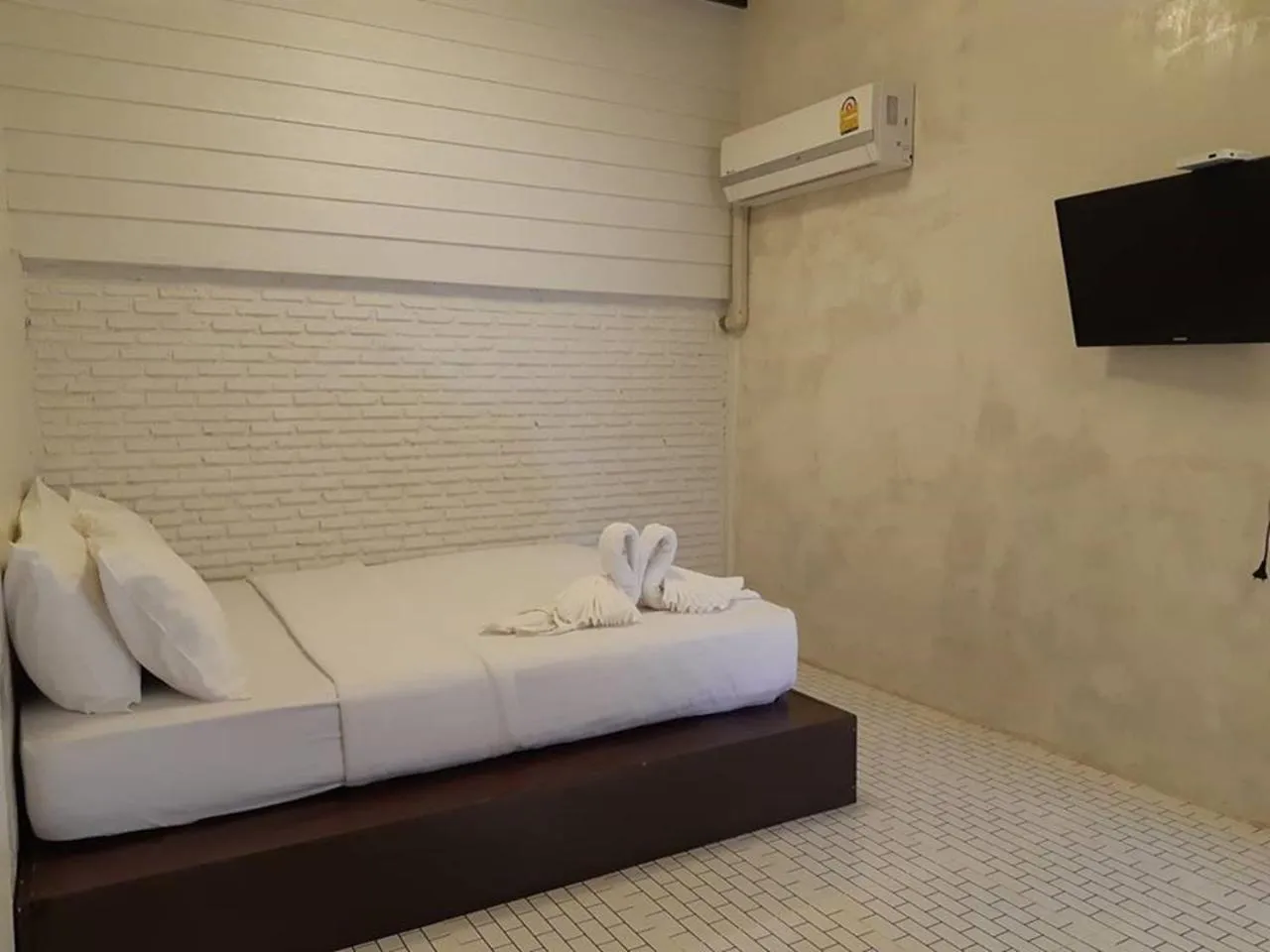 Bed in BaanChompooAmphawa