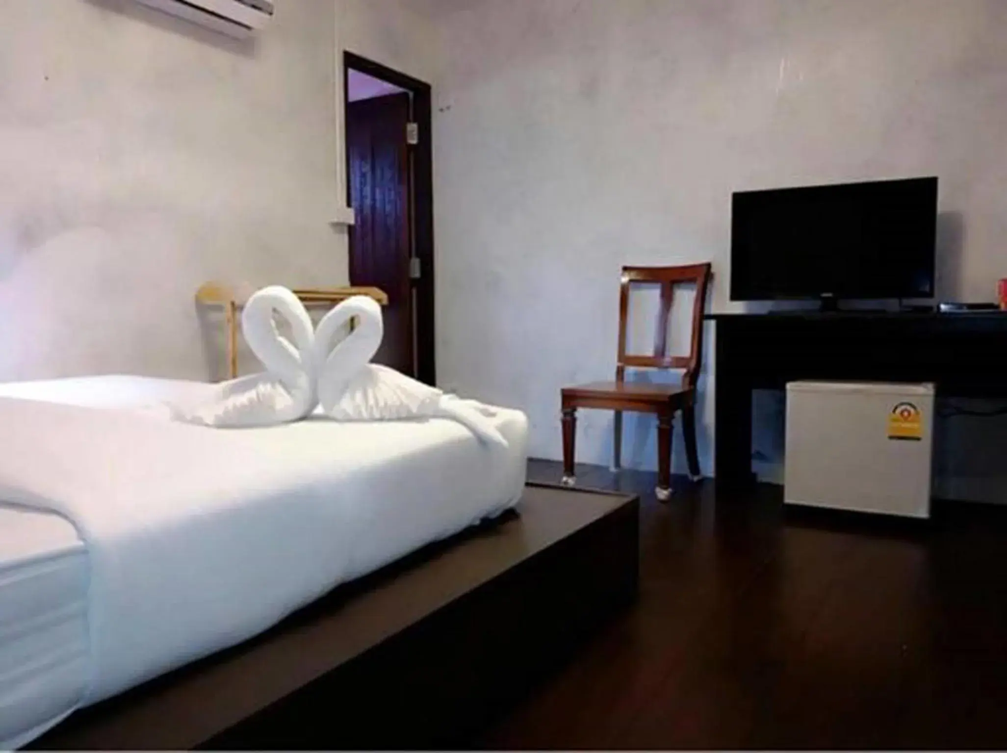 Deluxe Double Room with Balcony in BaanChompooAmphawa Deluxe Double Room with Balcony in BaanChompooAmphawa