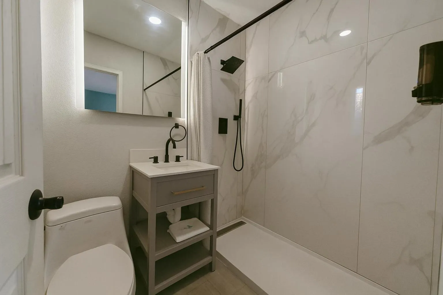 Shower in Ocean Holiday Motel