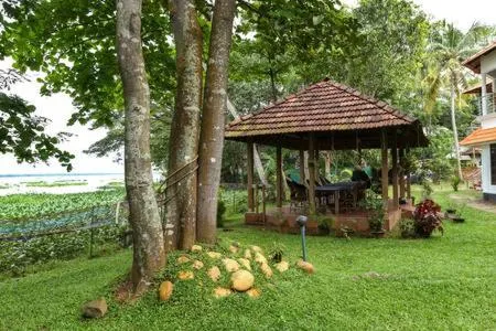 Lovedale Lakeside Homestay