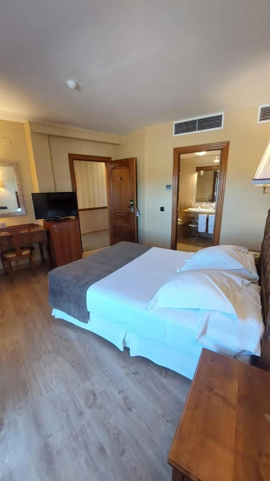 Bed in Hotel Ele Puente Romano de Salamanca