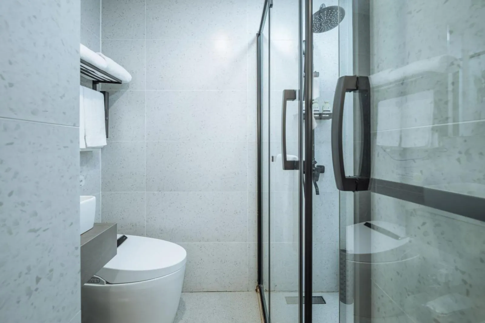 Toilet in Ketangxuan Hotel -Shanghai Railway Station Baoshan Road Subway Station