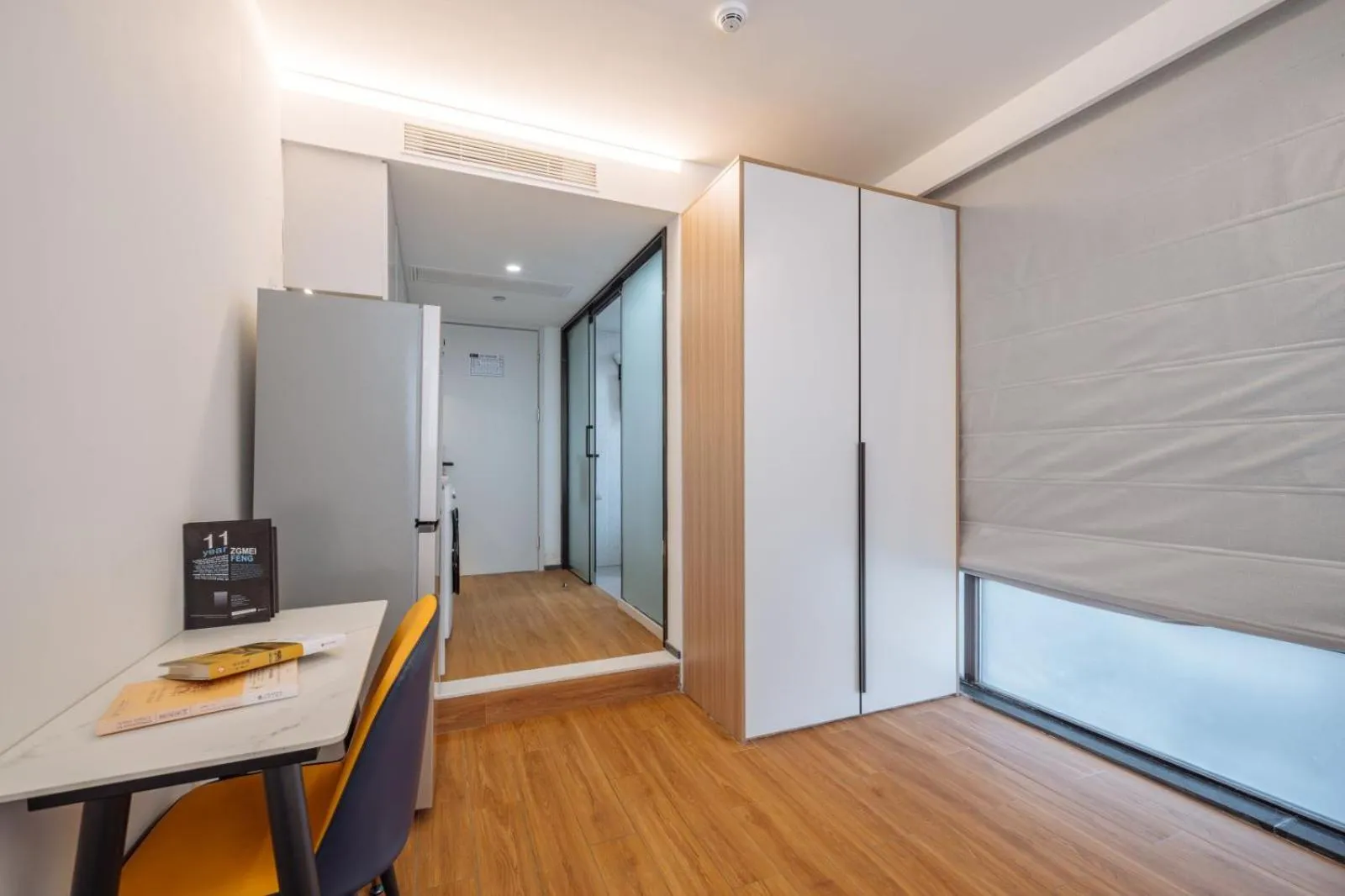 wardrobe in Ketangxuan Hotel -Shanghai Railway Station Baoshan Road Subway Station