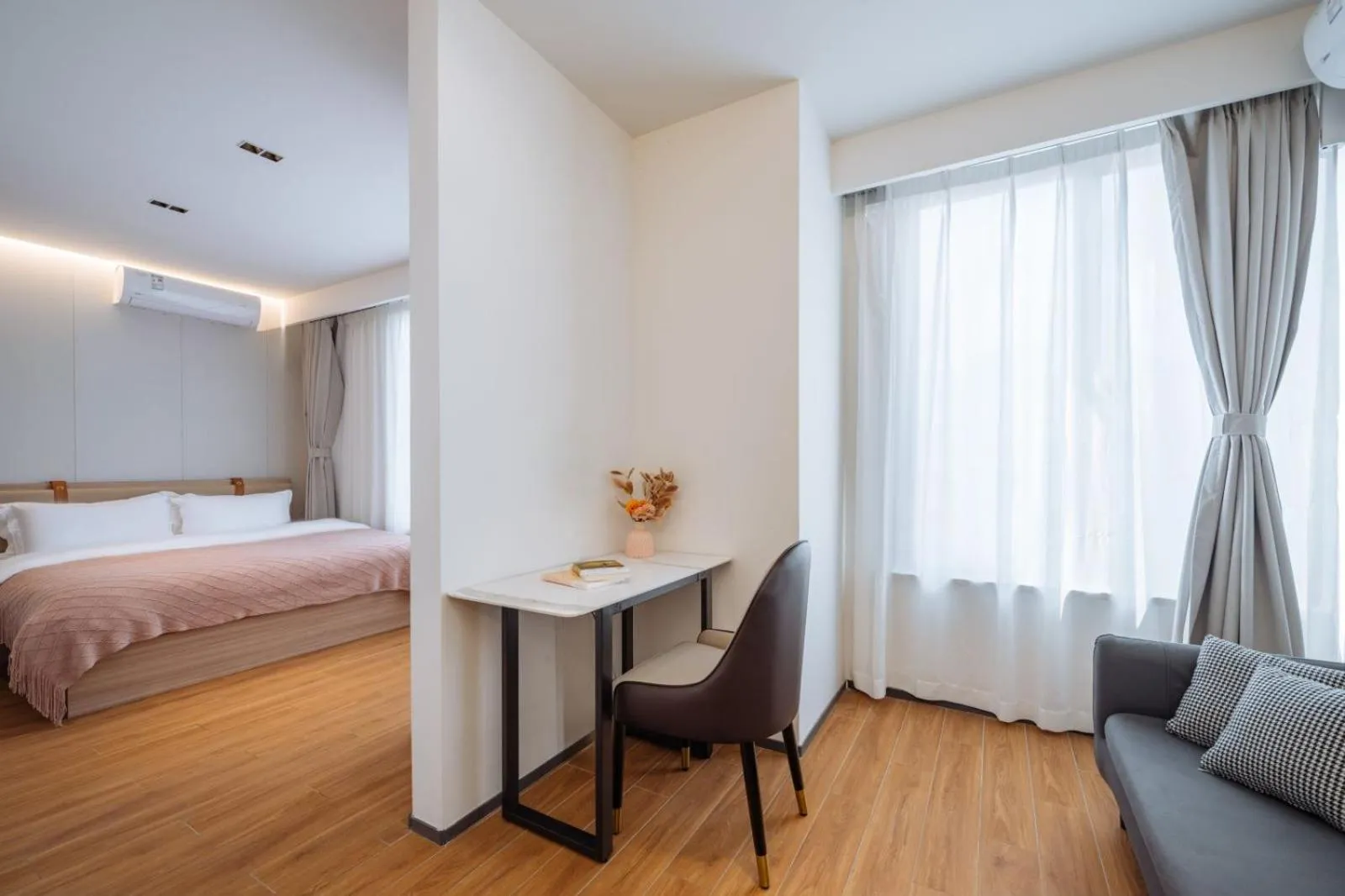 Seating area, Bed in Ketangxuan Hotel -Shanghai Railway Station Baoshan Road Subway Station