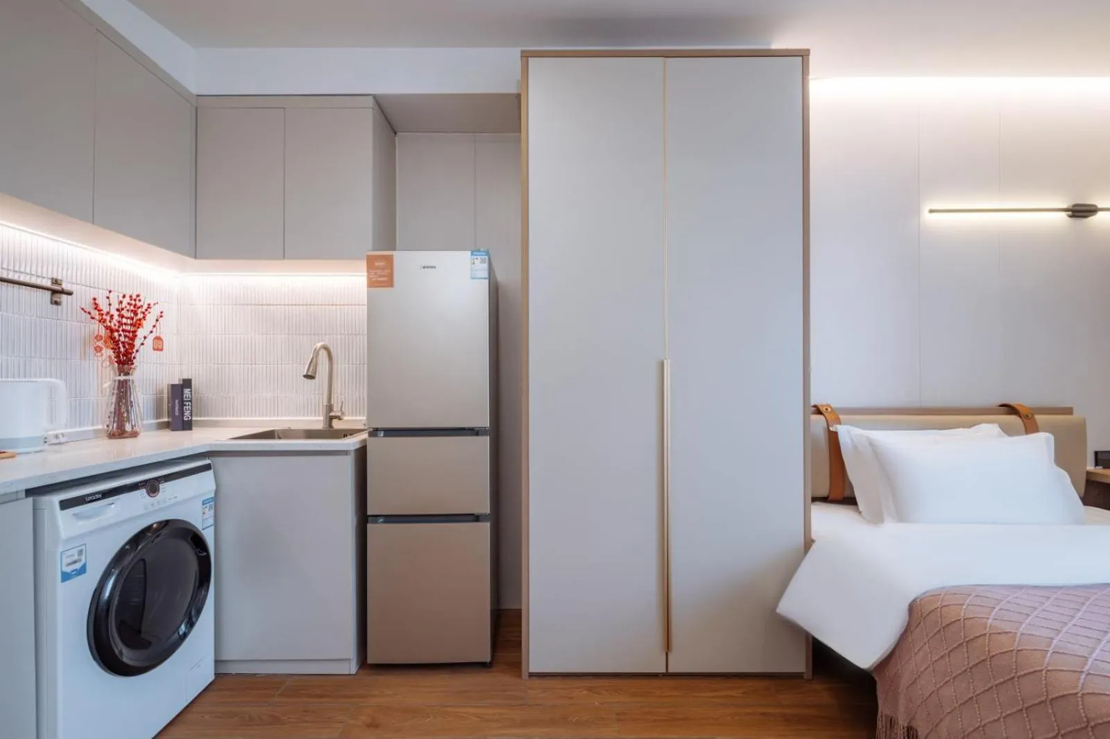 wardrobe, Bed in Ketangxuan Hotel -Shanghai Railway Station Baoshan Road Subway Station