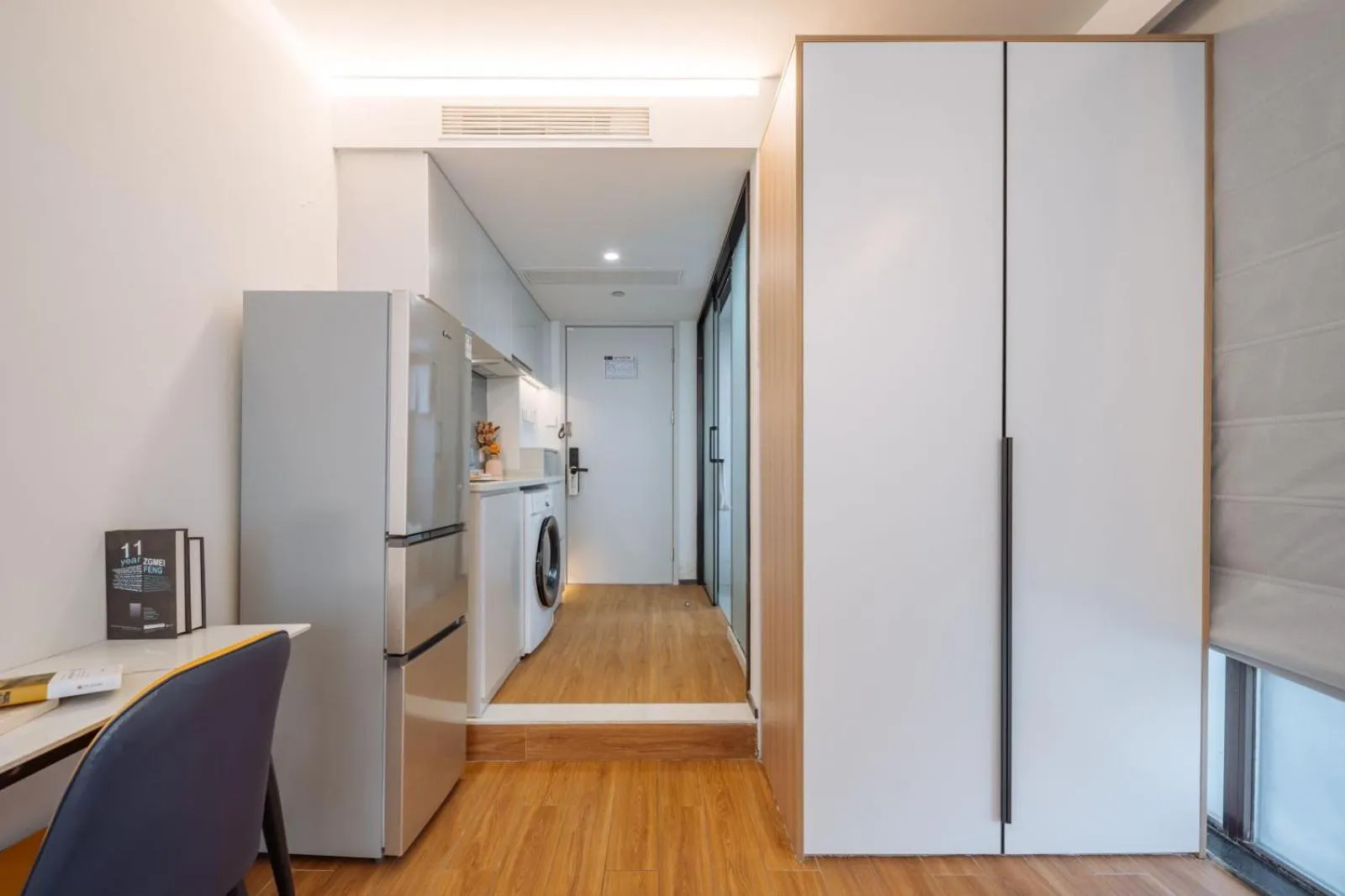 wardrobe in Ketangxuan Hotel -Shanghai Railway Station Baoshan Road Subway Station