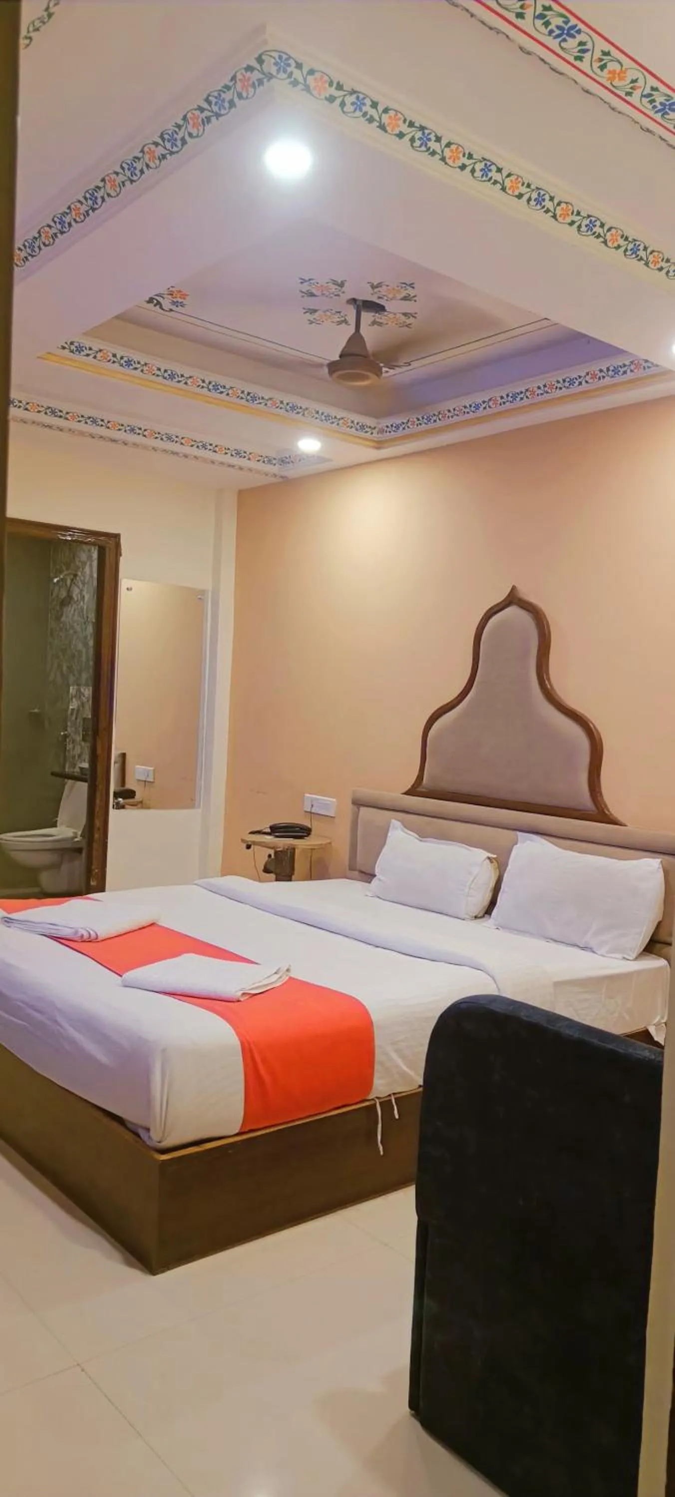 Photo of the whole room, Bed in Umed