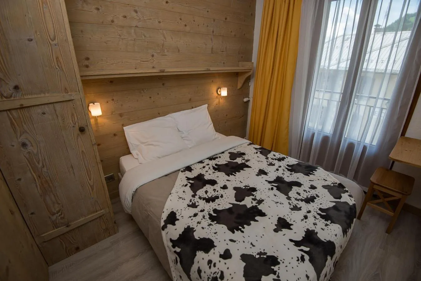 Bedroom, Bed in Hôtel Flor'Alpes