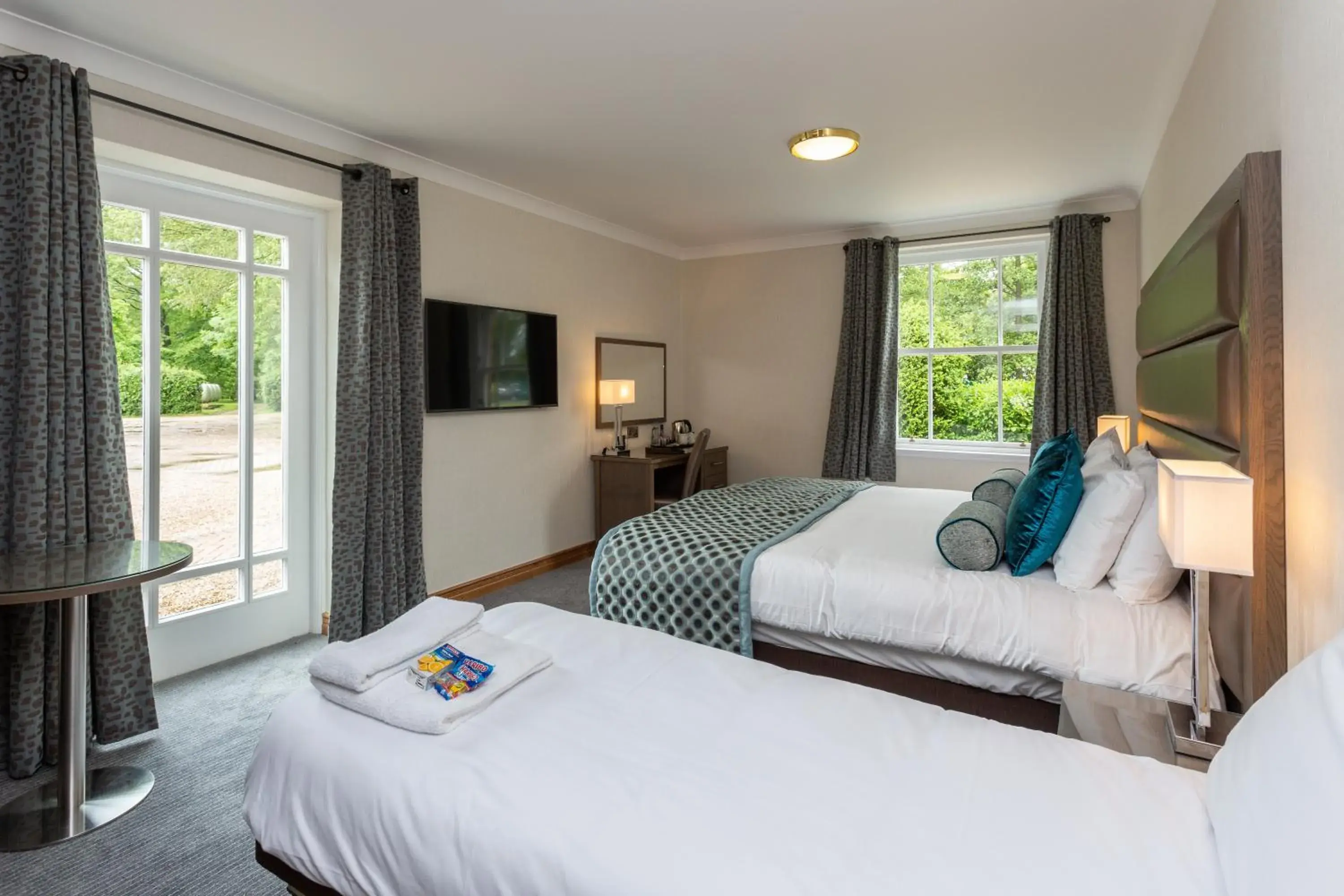 Family Room (2 Adults + 1 Child) in Ardencote Family Room (2 Adults + 1 Child) in Ardencote