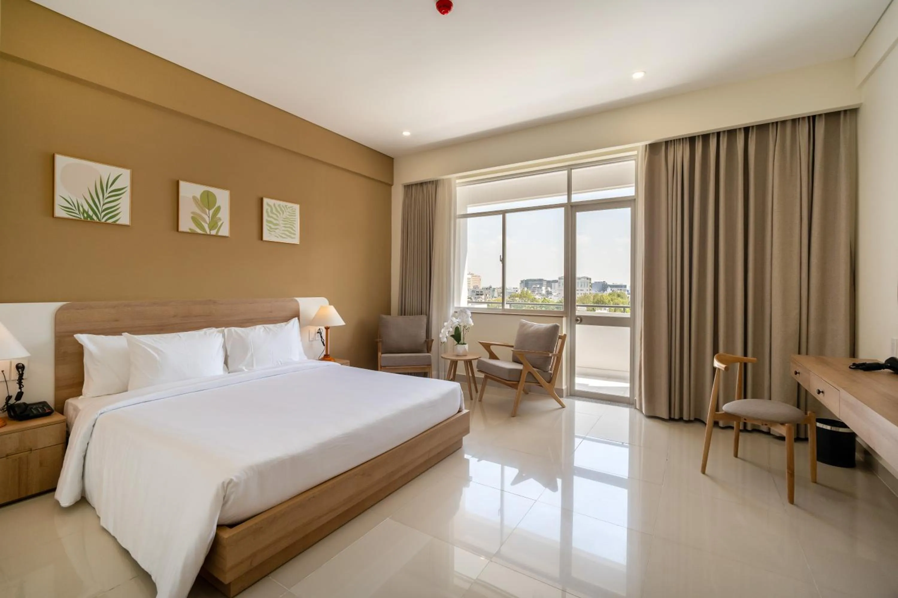 View (from property/room), Bed in The HUB Hotel - Airport