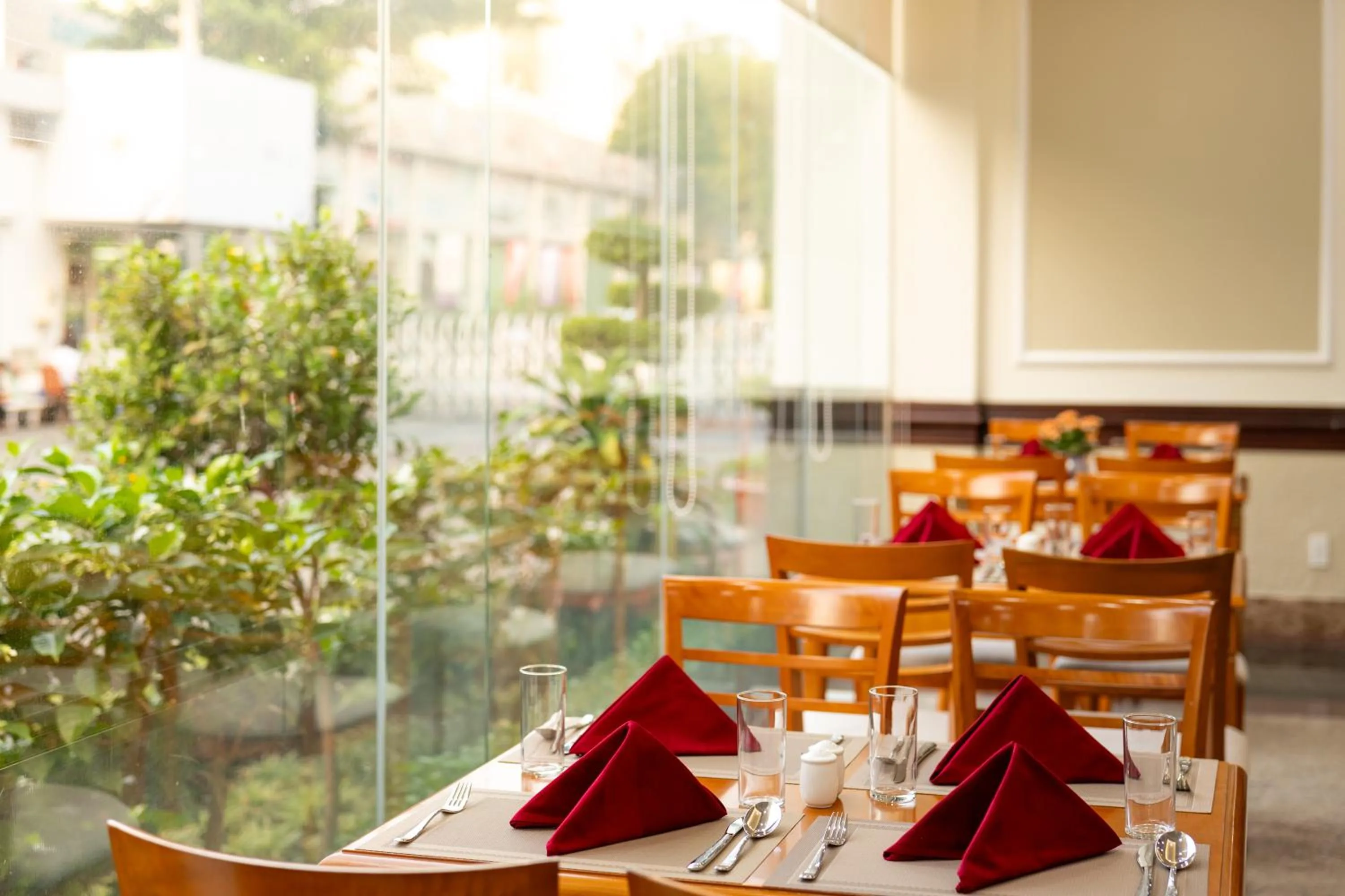 Restaurant/places to eat in The HUB Hotel - Airport