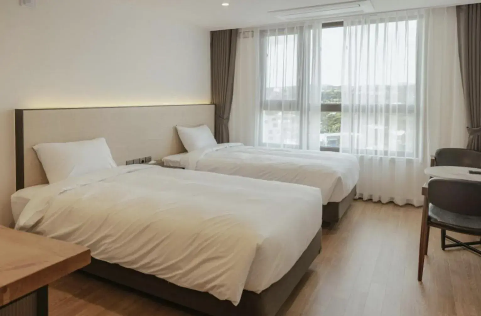 Twin Room with Mountain View in Lemain Hotel Seogwipo Twin Room with Mountain View in Lemain Hotel Seogwipo